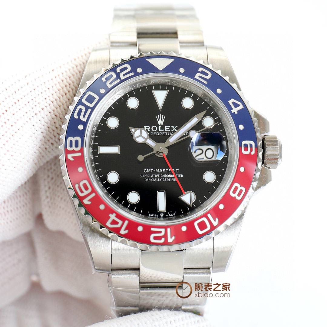 劳力士 ROLEX 超级复刻火爆来袭格林尼治ll 1、机芯3186/3285采用是一体机芯蓝游丝和原版同样通过调试时针快跳调整日历的功能瞬跳，和原版一样的GMT双时区表针在底部时针上面的第二层，由下到上的顺序为：时针-双时区针-分钟-秒钟。 2、指针；升级电镀白金在任何角度都可以看见其光泽感 采用特殊针尖工艺 确保与原装一致夜光粉选用瑞士进口蓝绿夜光填充完美还原夜光效果 3、表盘；原装开模 立体印刷 电镀白金 中心轴下沉 日历下沉 字体大小与颜色同原装完全一致包括条丁四角的打磨 12字位火山口打磨都做到了高度一致 🎮 劳力士 ROLEX 超级复刻火爆来袭格林尼治ll实物拍摄🎬 4、圈口；此款表的灵魂所在 也是本厂花费大量时间与精力的地方 每一次的烧制都是一次进步 本厂圈口一体成型高精密陶瓷圈色差也是必须降到最低 深蓝黑圈/红蓝圈/黑圈/真陶瓷均为白金填充，其颜色目前是最接近原装的 5、日历；新版劳力士日历采用新款勾4，本厂加以借鉴避开市场众多错误版本，日历的字体印刷相当清晰立体，放大十倍依旧清晰立体 无锯齿 6、表壳表带；选用904号钢材铸胚，在反复手工打磨成型，904钢密度小 耐腐蚀性强 防刮耐磨等优点。整体观感显现出低调上又奢侈感！🎮