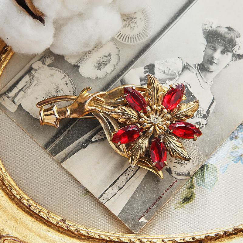 War Time Romance - 1940s Red Flower Bouquet in Hand Brooch (EA1466)