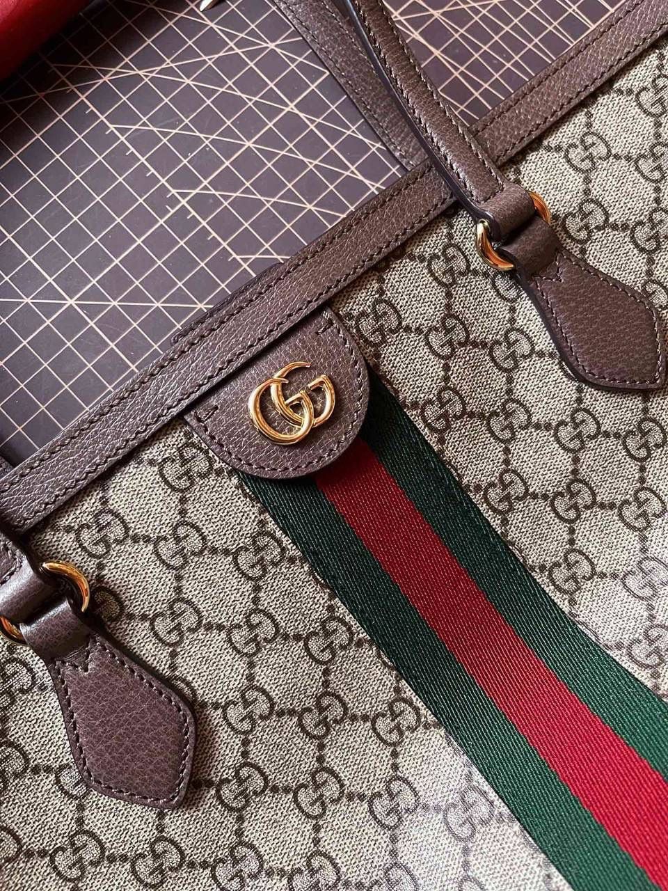 🔘ophidia系列中号gg购物袋（可自由出入专柜） 回顾近几年当红的购物袋不难发现多数都是以简约设计为主，简单但又百搭，ophidia系列的购物袋就能应变千变万化的时尚风格，利用红绿织带来点缀低调质感的外观，添加独特性及辨识度。包身皆是以柔软的正厂同源皮革制成，做工细节十分精致，不输zp，版型做工都经得起推敲，正厂超细纤维衬里麂皮，纤维结构紧密，不轻易起球，耐磨性强。我们超强工艺背景下满足的性价比能让更多宝宝毫无负担的拥有它，大容量的设计也能满足重视功能性的你们‼️ 尺寸：38x28x14cm 🔍款号：631685