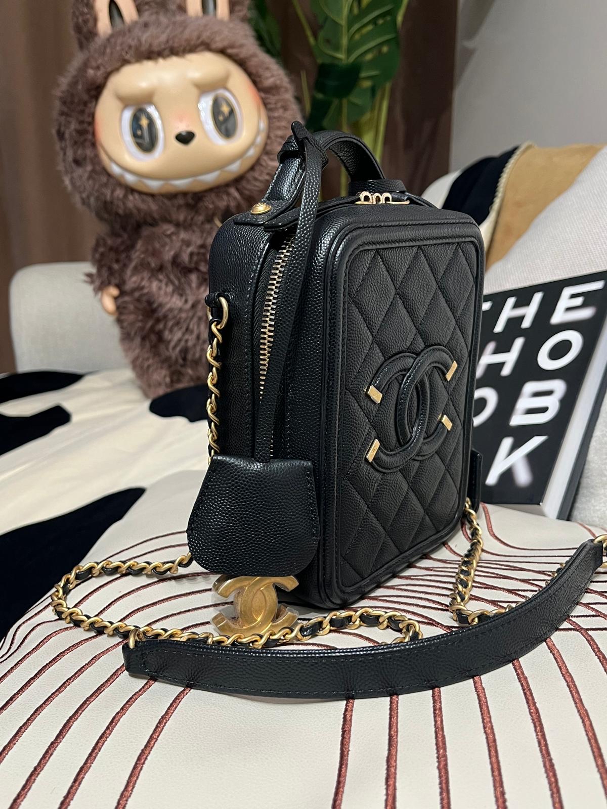 Chanel Vertical cc filigree vanity with chain 黑色牛皮金鏈 100%Authentic ,98%new ✅香港專門店收據 ✅CARD✅dust bag 
