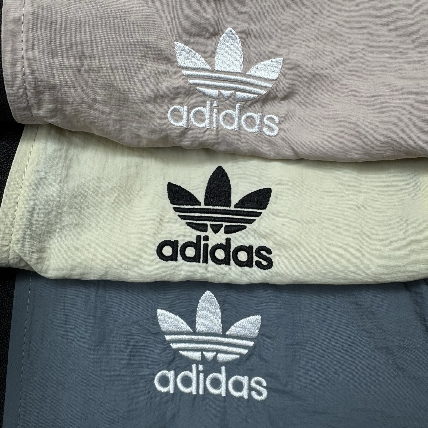 $188件。Adidas 三葉草 三色連帽防曬外套（韓系套裝感）