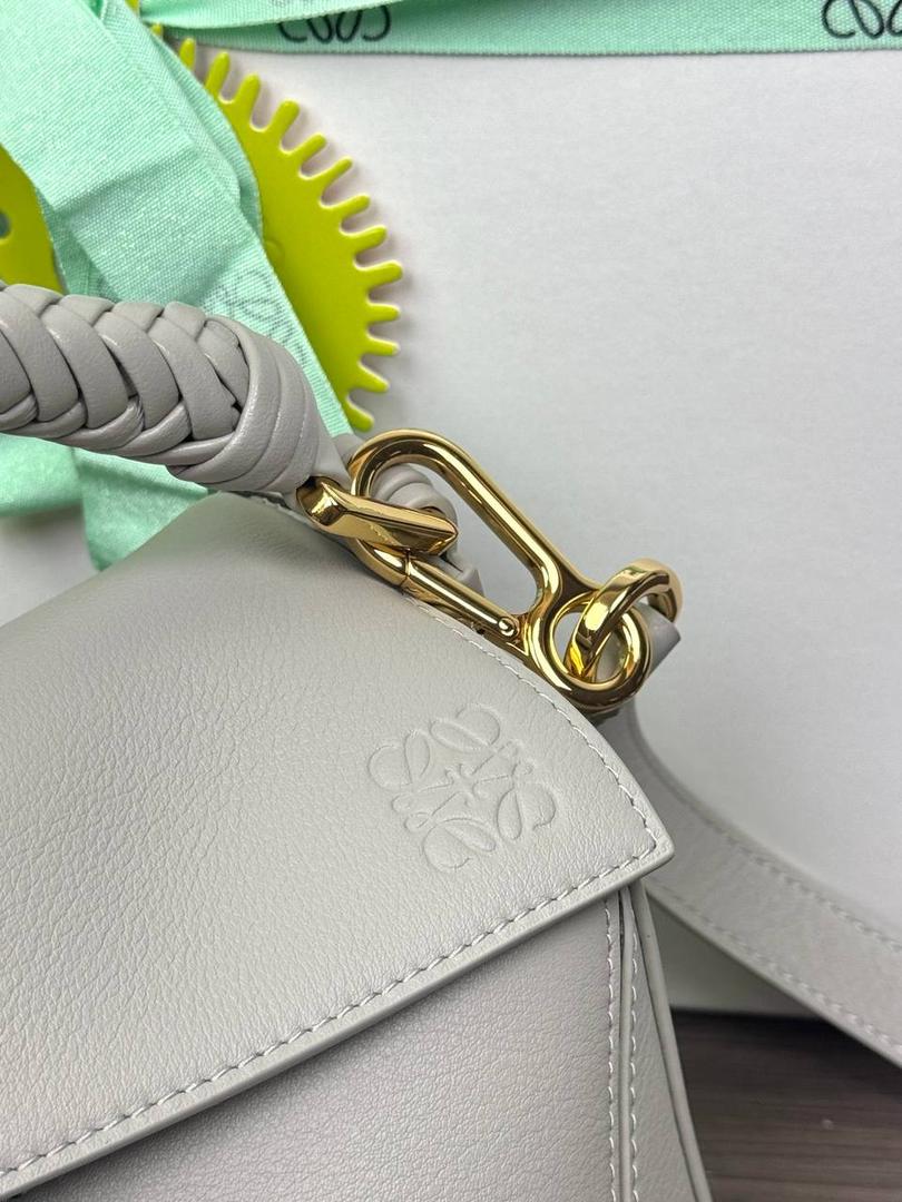 🎈最新编织手腕𝙋𝙪𝙯𝙯𝙡𝙚 ——【银灰色】 尺寸：𝟐𝟒-𝟏𝟎.𝟓-𝟏𝟔.𝟓𝐜𝐦 编码：062405 【配全套礼盒】 ♥️以罗家经典几何设计，搭配独特的编织手腕，绒面内里。 ♥️容量大，经典百搭，可拆卸肩带，有单肩，斜挎，手提等多样化背法。随性时髦洒脱，实用性强。 ♥️独家背景➕独家品质➕独家全套砖柜礼盒套装，市场高端品质皆在我手✌🏻