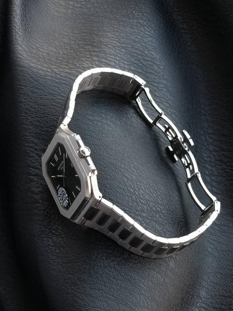 百达翡丽 方形 新系列CUBITUS 5821腕表 亮点特色：1️⃣机芯:搭载定制9015改Cal.26-330 SC一体机，调时不停秒，调时不停秒，摆轮位置均与正品一致，自动上链机芯。2️⃣钢带:316L定制级人体工程学表带，新扣款式。3️⃣表壳:尺寸45毫米厚度仅8.3mm，为表壳对角线长度(即10点位至4点位),因为表壳近似于方形，上下边的宽度会小于这一数值，所以视觉效果并不是很大。 搭配上，5821属于运动风格腕表，日常搭配正装和休闲风格也可以。