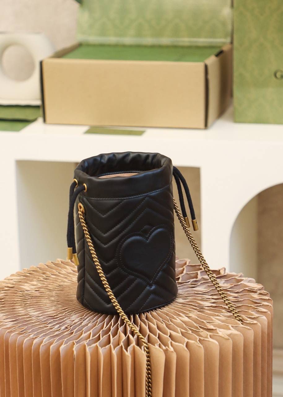 𝐆𝐆 𝐌𝐚𝐫𝐦𝐨𝐧𝐭王牌宠儿#575163#原厂皮 ☑️尺寸：19𝐜𝐦*17𝐜𝐦 𝔾𝔾 𝕄𝕒𝕣𝕞𝕠𝕟𝕥新宠 𝕄𝕚𝕟𝕚水桶系列， 𝐕型设计缝纫🧵整个水桶包的造型， 包身正面以经典的姿态𝐆𝐆标志✅五金呈现， 背面依然是那股可爱少女的味道 爱心设计， 抽绳封口的设计 打造多样化的时尚魅力。 🉑️肩背 🉑️斜挎 都是超级无敌可爱的少女情怀！ 看似小巧可爱 实际日常容纳量非常的🉑️ 内设卡片隔层 更加人性化日常银行卡等…存放！