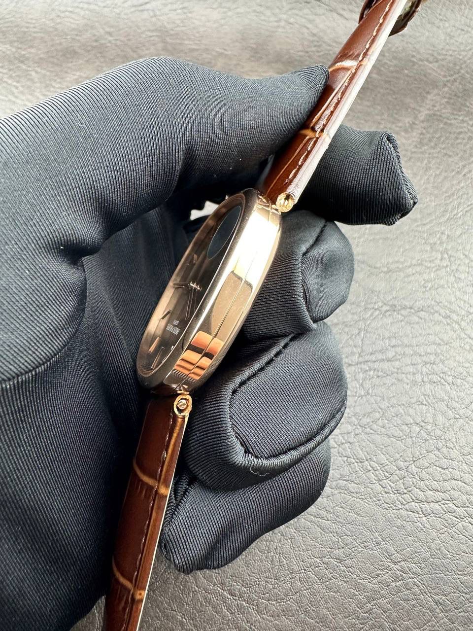 PP➕ Factory2025新品首发｜百达5738系列 68克配重版 复刻经典，更胜经典——GOLDEN ELLIPSE 黄金椭圆腕表重磅登场！ ✅ 黄金分割美学重塑：遵循1:1.6181经典比例，34.5MM×39.5MM椭圆表径搭配7.7MM纤薄厚度，复刻古典韵味与佩戴舒适度。 ✅ 316L精钢表壳：介于圆形与矩形之间的别致椭圆轮廓，还原原版线条张力，质感细腻出众。 ✅ 3D立体云贝母表盘：专属浮雕打印工艺，折射神秘深邃光泽，告别市面暗淡平庸款，上手自带高光。 ✅ 定制进口小牛皮表带：21X16尺寸对版原配，搭配同型椭圆表扣，与表壳设计遥相呼应，贴合手腕更显格调。 ✅ 9015精准机芯：走时稳定精准，兼顾实用性与耐用性，日常佩戴无压力。 PP➕不做“远观款”，只为呈现最接近原版的真实佩戴体验——从细节质感 to 上手触感，每一处都经得起近距离审视，让经典韵味在腕间完美延续！