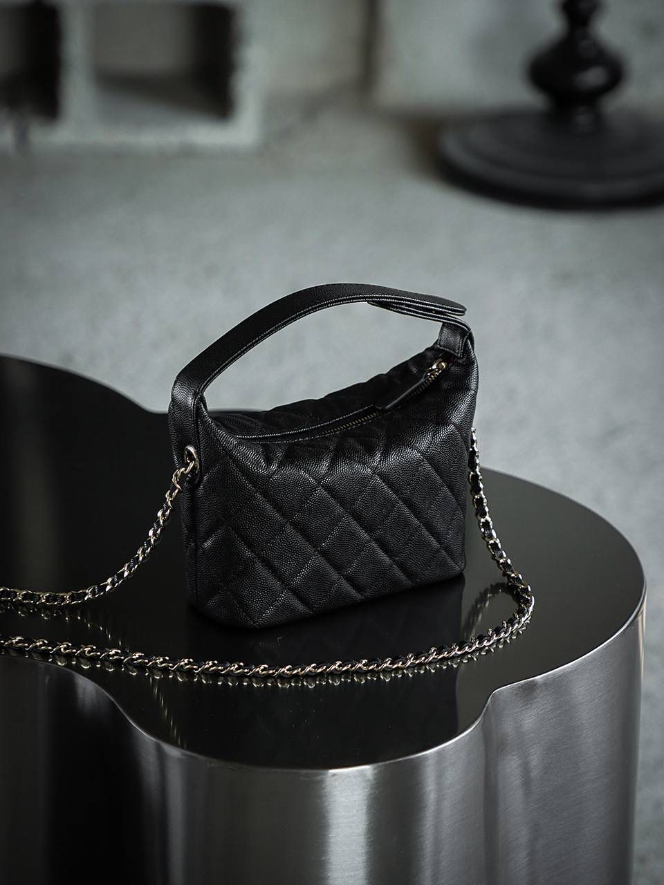 25C飯盒包鑒定版👜 一包一碼 支持全球鑒定查驗身份證原廠專G Haas皮料過關清單資料可査詢 手提飯盒包是這季25C的早春爆款 很實用日常的一隻包 爆款是有原因滴 因為好看又能裝 少見的鏈條居然還能拆卸，還可以肩背或者手拿。 五金：厚镀14k五金 皮料：Hass中球小牛皮 尺寸：21.5*19*6cm