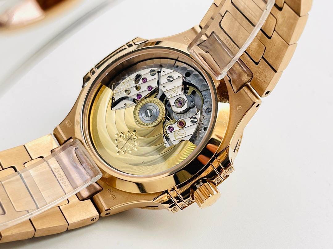 —百达.翡丽7118女士鹦鹉螺 满钻限量款 少量到货，限量供应（全身采用八心八箭天然奥宝水钻）😍😍 1⃣️腕表:定制9015改324 S自动一体上链机械机芯，中心大秒针！ 2⃣️表盘:密镶钻，拥有286颗钻 3⃣️表壳:密镶拥有518颗钻，拥有蓝宝石水晶透盖。 4⃣️直径35.2MM！ 5⃣️表链:采用拥有1729钻采用罕见的“不规则雪花镶钻”工艺，令腕表更添耀眼光彩，这项工艺需要将大小各异的钻镶嵌并固定到位，尽可能隐匿每颗钻之前的贵金属痕迹。 6⃣️顶配鹦鹉螺7118满天星！ 目前算是最奢华的女款鹦鹉螺 应该没有人能拒绝了它了吧？ 雪花❄️镶钻全身 不仅是表盘，表带都是雪花镶钻总之一个字“闪”（白色为真空炉内白金，玫色为真空炉内纳米玫瑰金）