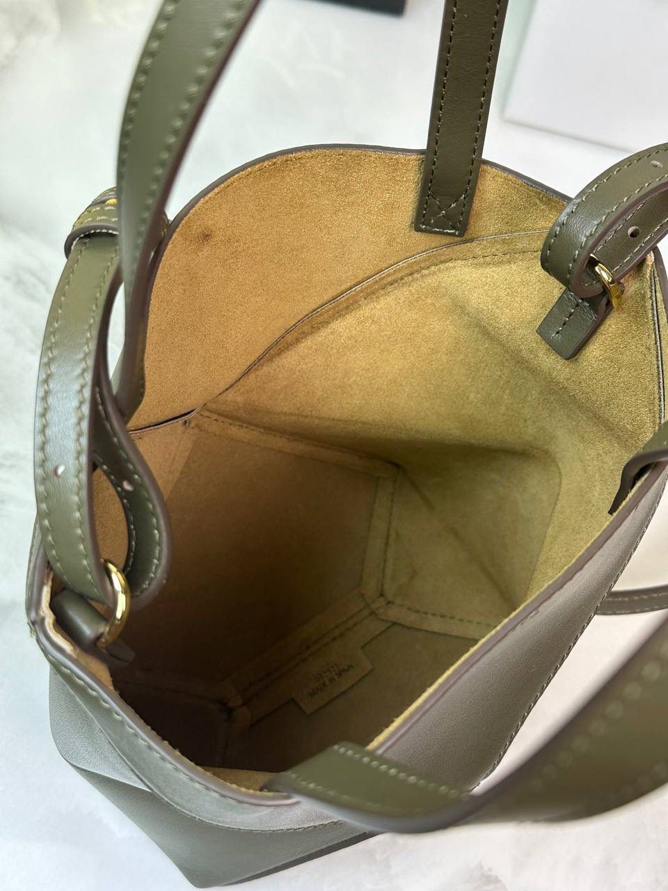 *𝐏𝐮𝐳𝐳𝐥𝐞 𝐅𝐨𝐥𝐝折叠手袋👜* ——全新【𝗡𝗘𝗪】升级‼️ 延续经典𝙋𝙪𝙯𝙯𝙡𝙚的标志性几何裁剪设计，新晋顶流🅰️𝙋𝙪𝙯𝙯𝙡𝙚 𝙁𝙤𝙡𝙚 𝙏𝙤𝙩𝙚以折纸包为灵感，升级成🉑完全折叠‼️的结构，立体与平面任意切换，出差旅行🧳必备单品。小牛皮材质轻且柔软，𝐌𝐢𝐧𝐢尺寸搭配一条可拆卸式肩带，手提，肩背，斜挎多样化背法✨ 尺寸：𝟏𝟔.𝟓-𝟗.𝟓-𝟐𝟎cm 款号：052322