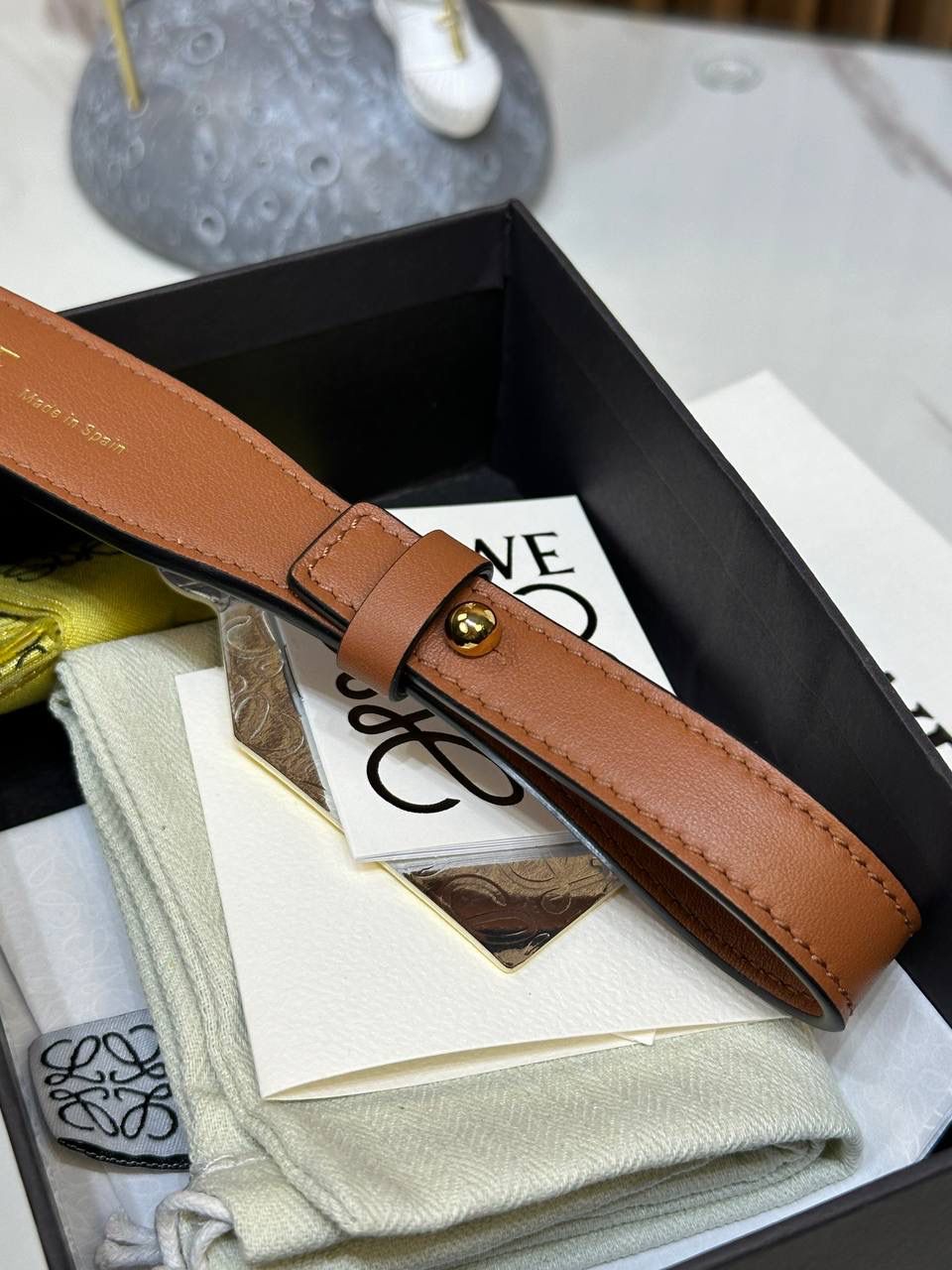 ★𝙇𝙤𝙚𝙬𝙚单配短肩带★棕色 ✅经典小牛皮制作，进口沙菲线，全铜五金。 ✅正面饰以品牌标志性烫金𝙇𝙊𝙂𝙊字体，两侧金属扣固定，🉑️做手提包使用的百搭肩带。 尺寸：55.5-2cm 编码：182323