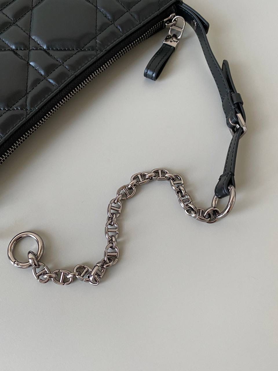 🈶黑枪 𝗗𝗶𝗼𝗿 𝗰𝗮𝗿𝗼系列的郁金香手袋 我的新包有魔法！超级好玩的 还是超大藤格纹小牛皮，柔软质感 最惊喜的是在肩带链条上的灵活性 抽提搭扣法瞬变郁金香花苞形状 可可爱爱！手拎手提，随意切换腋下背 法式时髦感很强啊，一只上身超绝的小包 25×16×2.5cm，#7101m