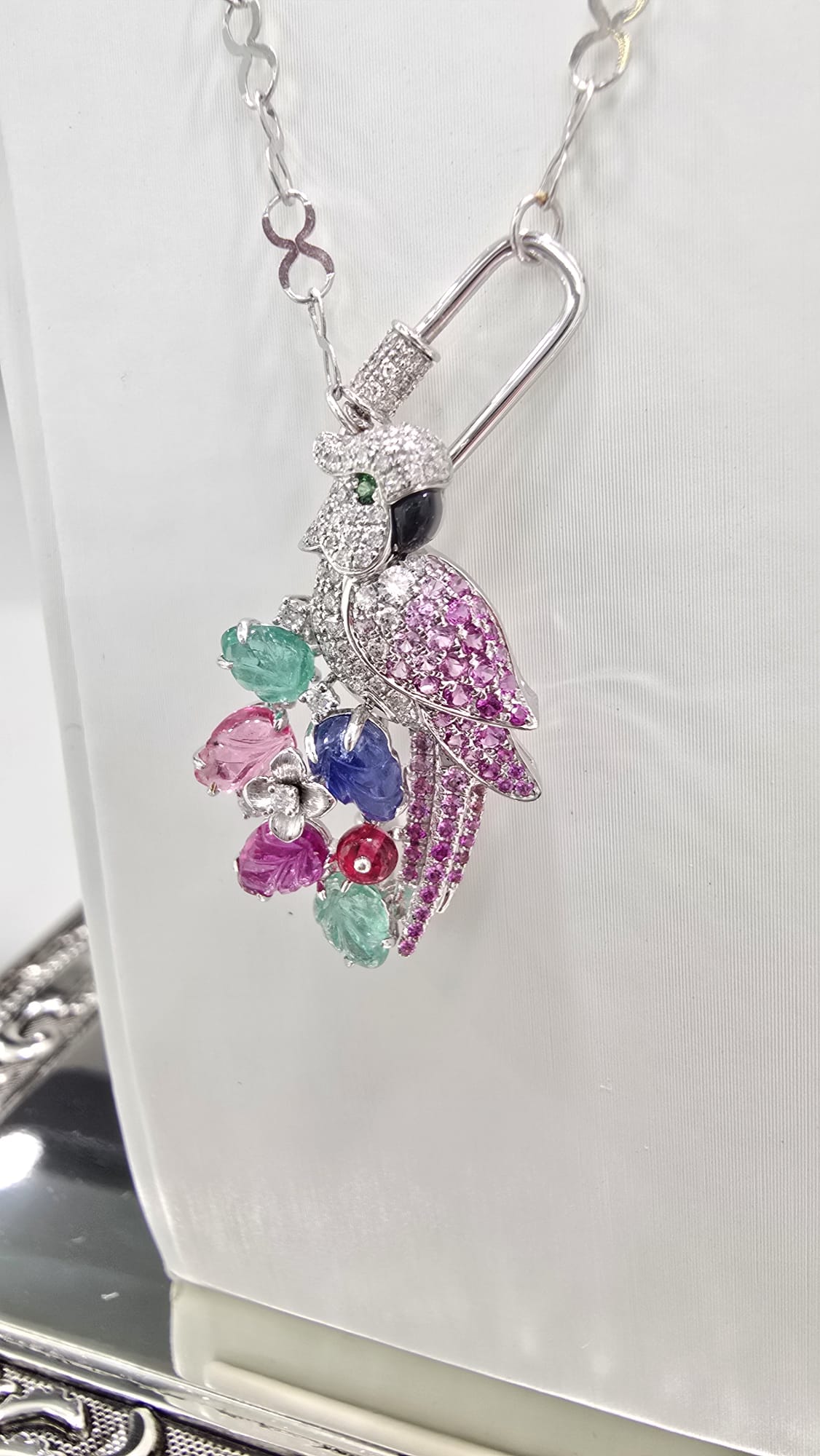18K藍寶石祖母綠胸針 C2.62ct d0.28ct