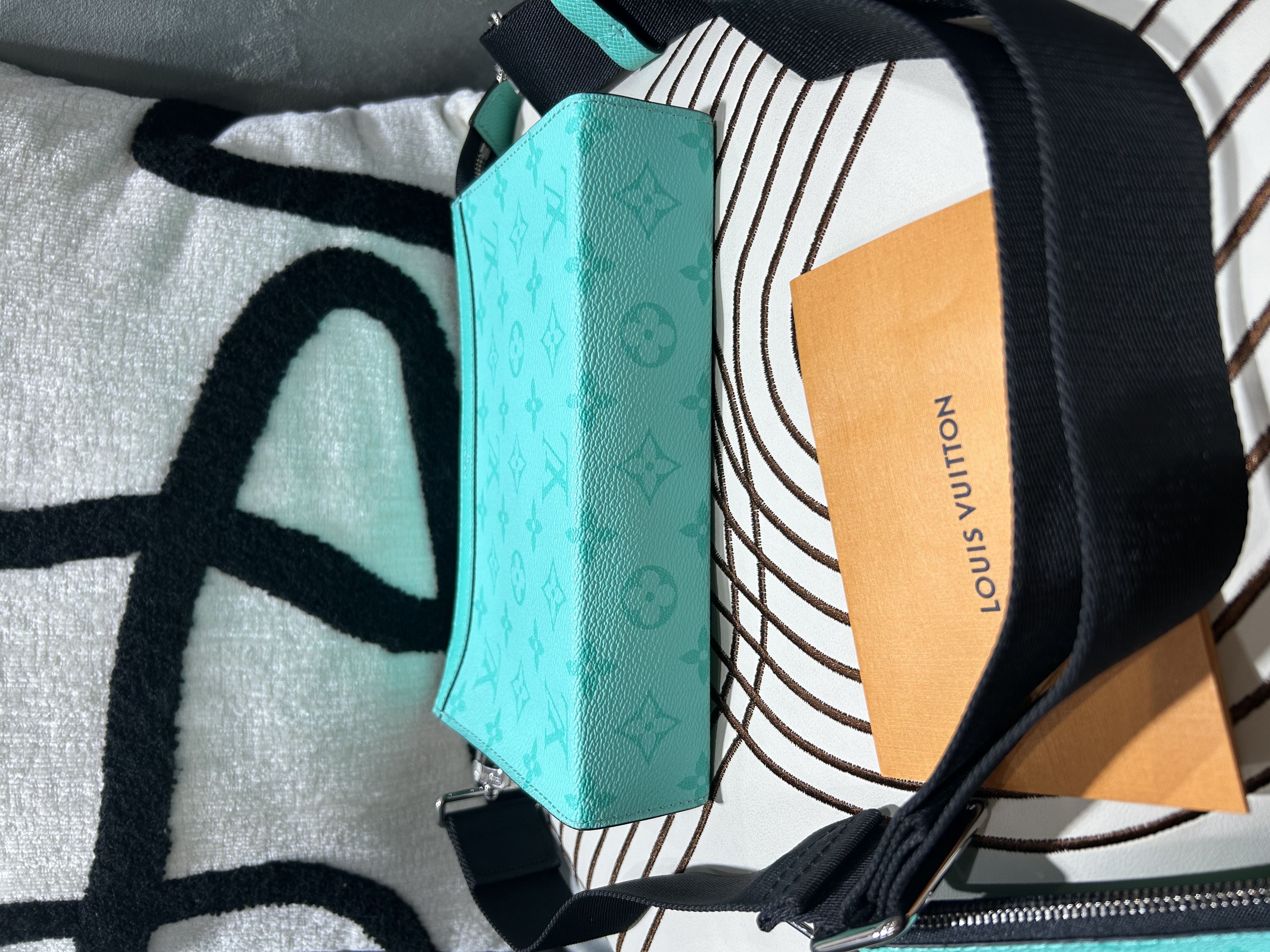 LV Taigarama Gaston Wearable Wallet Shoulder Bag M30934 限量色100%Authentic,  99new ✅專門店收據✅nfc✅ zip pouch ✅塵袋✅肩帶