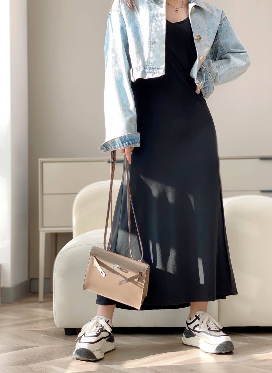 『深灰·银』 ‘’Kᴇʟʟʏ ᴅᴀɴsᴇ • Evercolor 🎀 时尚圈就是一个圆！ 最厉害的就是六种背法： 斜背、侧背、肩背、腰包、背包、手包 集美们一定要安排起来‼️ 22Cm