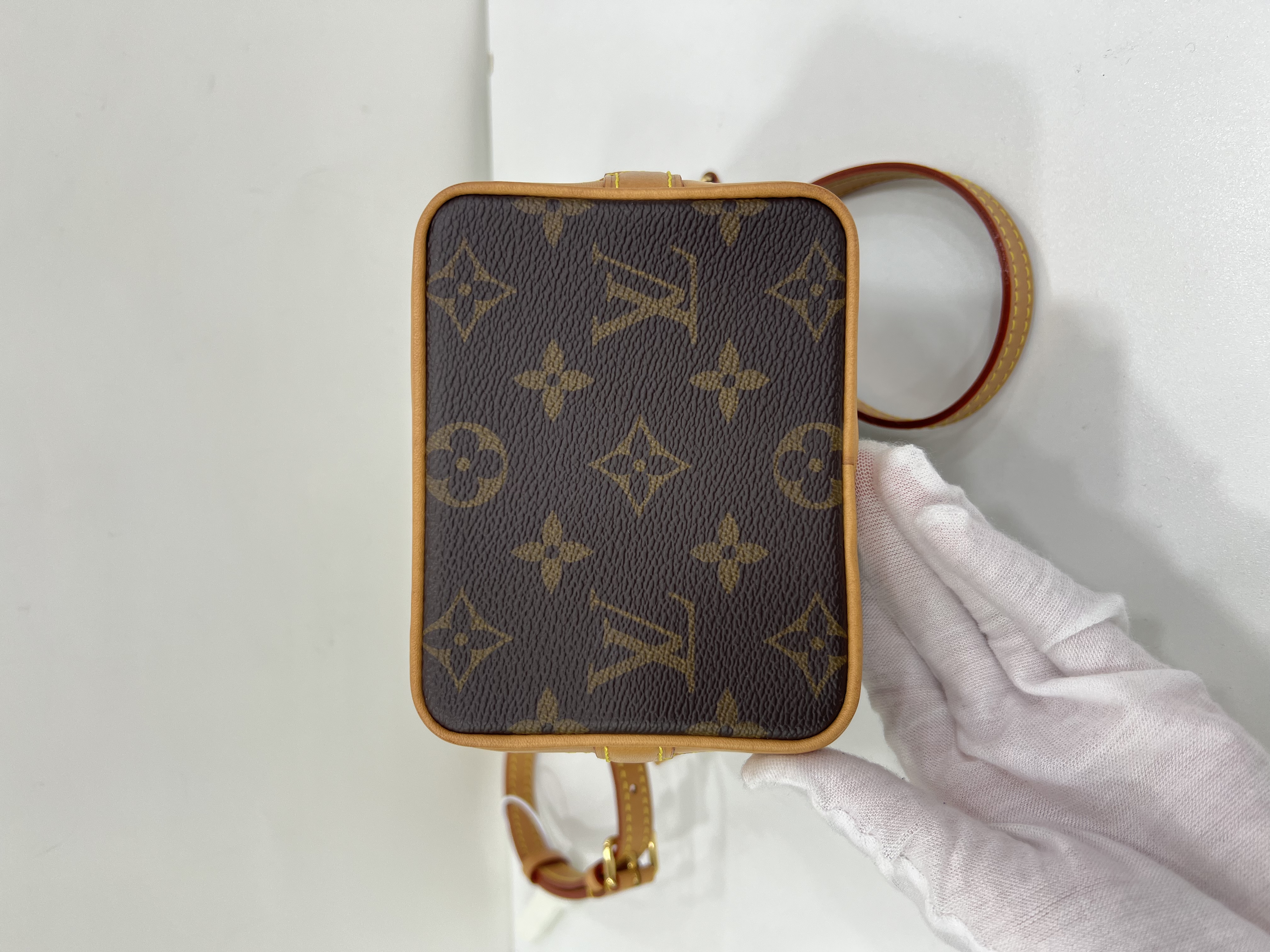 直播貨品 |  [1個-$100 2個-$300］E22