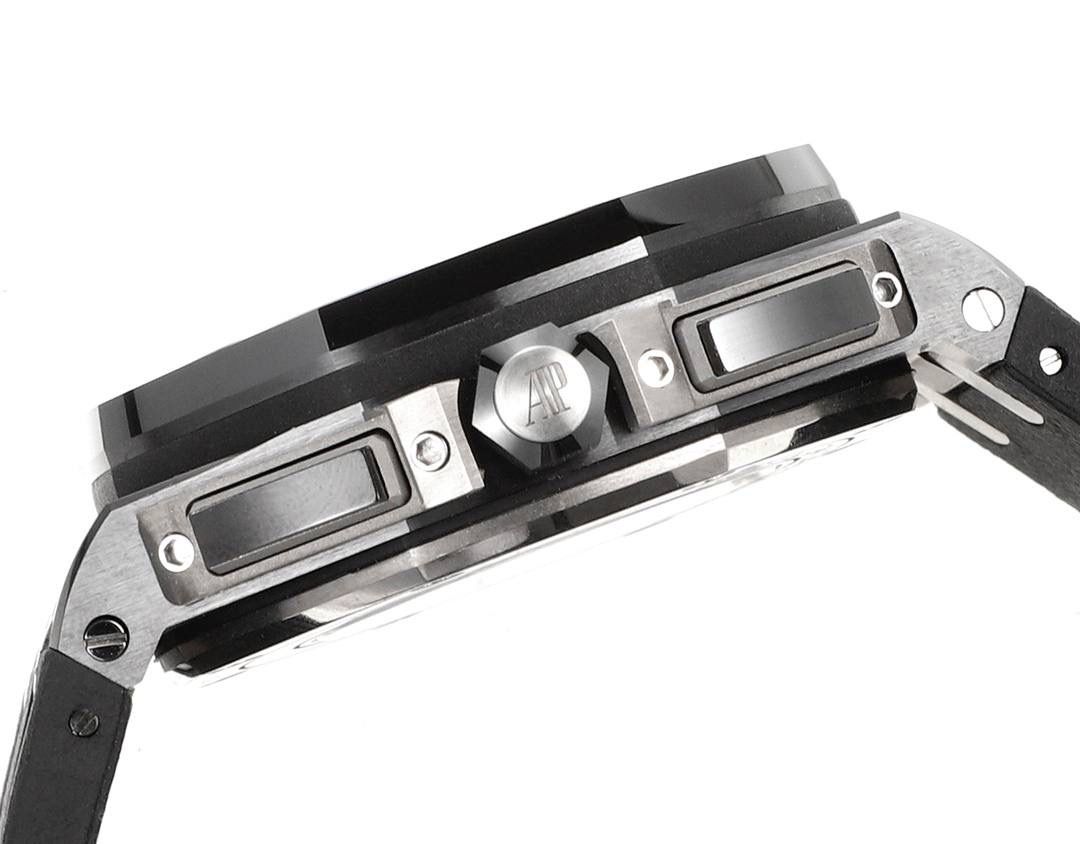 表盘以爱彼经典的大格纹为背景，一个个层次分明的方格排列，经过完美的打磨，将尽善尽美体现得淋漓尽致。三点位的日历表盘，在蓝宝石玻璃凹透镜的作用下，TPE扩大效果与原版一般无二。每一根大小表针，无论从各个角度来看都没有出现毛刺现象，这一点解决了大部分强迫症表友一直存在的烦恼！刻度与表针中间部位都采用瑞士进口夜光粉，每一个个体都做到手工填充，均匀饱满度是机器填充远远比拟不了的，亮度与发光颜色与原版几乎一致！机芯方面采用7750改3126的计时机芯，十二位的小秒，六点位和九点位的12小时计时与30分钟计时，完美的还原了原版的所有功能，经过JJF团队的精密打磨，大大提升了7750基础机芯的稳定性，缓解了一直以来计时机芯款式空有其表的尴尬现象！做到无可挑剔，堪称天花板级别，欢迎广大表友品鉴！💯🔥