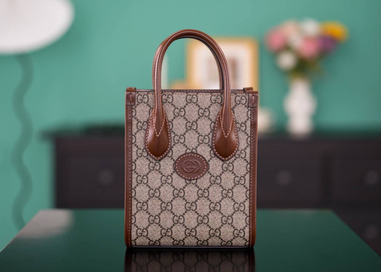 🥯GG Retro系列迷你托特包 棕色16cm 正品售价,500 这款𝐓𝐨𝐭𝐞 𝐌𝐢𝐧𝐢真的巨好看， 强势复古风实力回归， 超赞的高容纳量，看似小巧而精致， 日常出街的高颜值单品，可以说是超级实用！ 调节的肩带设计， 手拎，肩背，斜挎都非常棒~ 官方款号 671623 尺寸：16x20x7cm