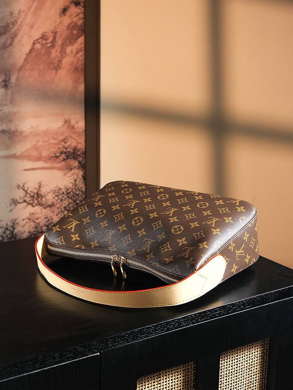 𝐒𝐋𝐎𝐔𝐂𝐇𝐘芯片菱形跳动码系列👜✨ 秋冬必备松弛感系列𝑺𝒍𝒐𝒖𝒄𝒉𝒚腋下包， 延续经典元素的同时又增添几分时尚复古高级的魅力， 崭新挂锁扣吊牌和经典标注新季元素，彰显馿牌的悠久传承与精湛工艺！ 它能够满足现代女性的多样需求穿搭，更能让你在不同场合上体现出多风格元素！ 五金材质：厚镀纯钢五金 皮料材质：法国原厂皮面料【芯片版】 尺寸详情：𝟐𝟐*𝟗*𝟑𝟑𝐜𝐦