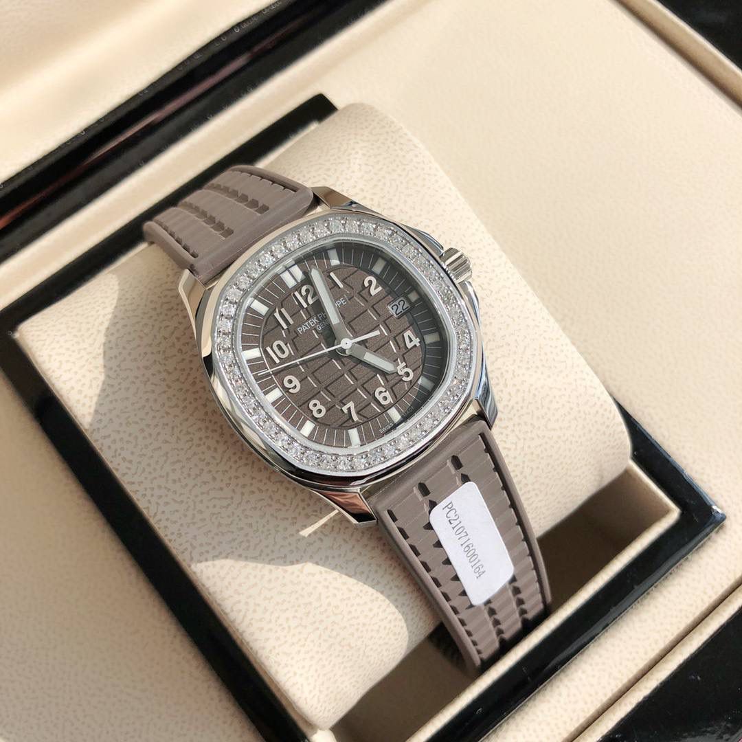 独家推出 新款百达斐丽AQUANAUT系列 专为女性设计！用最简约方式完美体现百达斐丽的精髓，融合了大胆的设计和正统的纯粹，这款腕表成为百达斐丽的旗舰产品之一！腕表完美尺寸35.6，进口精钢材质多重工艺精磨打造。原装一致厚度7.77cm。表盘镶嵌46颗 vs1.8真钻。约一克拉！ Gtc中国权威鉴定证书。百分百保证每一粒都是货真价实的真钻。可验可查询！💯💯