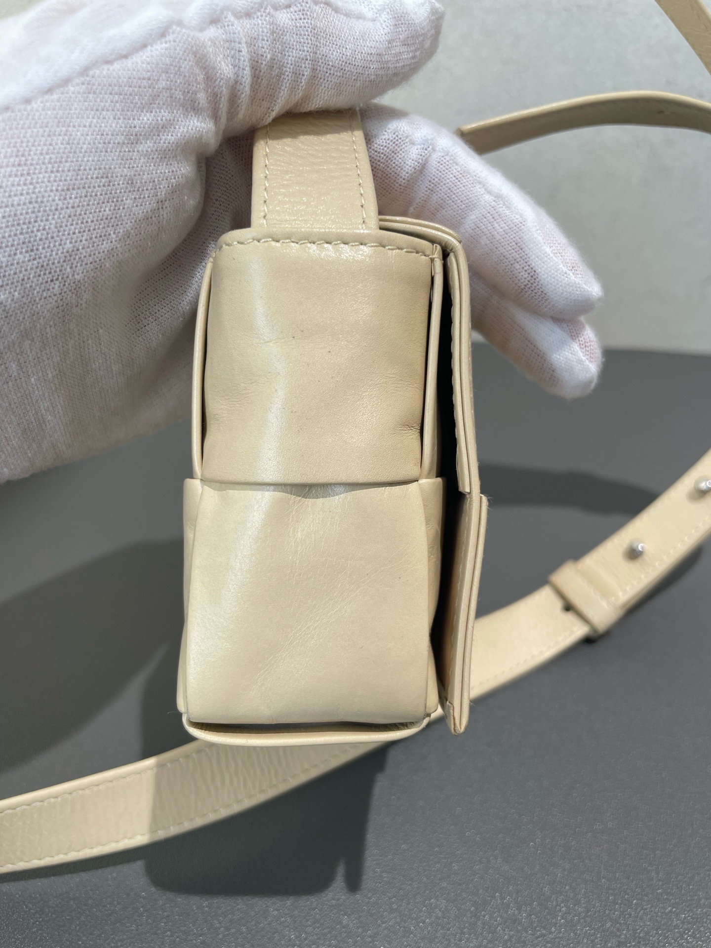 【預訂貨品】BV Candy Cassette六格米黃色編織包 