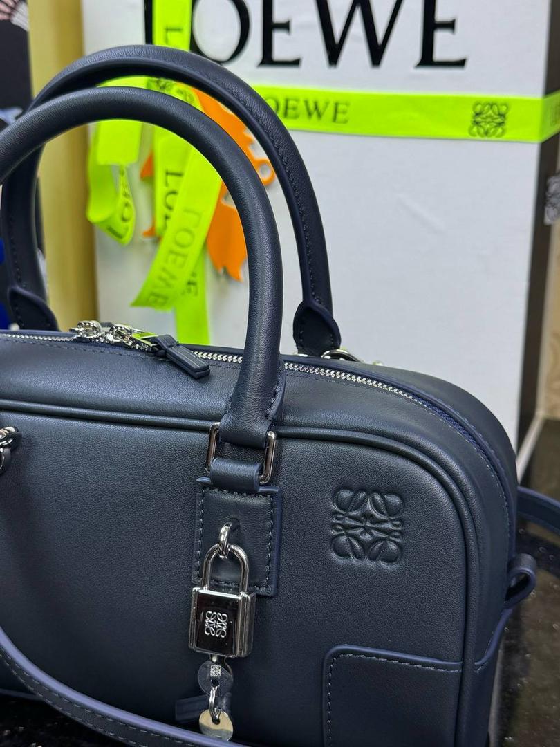 🎈𝗔𝗺𝗮𝘇𝗼𝗻𝗮 23 𝗖𝗿𝗼𝗽𝗽𝗲𝗱保龄球包 ——【杨幂同款‼️独家新品】 尺寸：𝟮𝟯-𝟏𝟏-𝟏𝟎𝗰𝗺 编码：012404 【配全套礼盒】 颜色：深海军蓝 ❤️采用超柔纳帕小牛皮•延续标志性𝘈𝘮𝘢𝘻𝘰𝘯𝘢标识搭配小挂锁🔒作为新图标•重塑为修长法棍比例。 ❤️外部双拉链设计•搭配可调节可拆卸的长肩带•多样化背法😎容量大•小巧包型为当下时尚之追求。