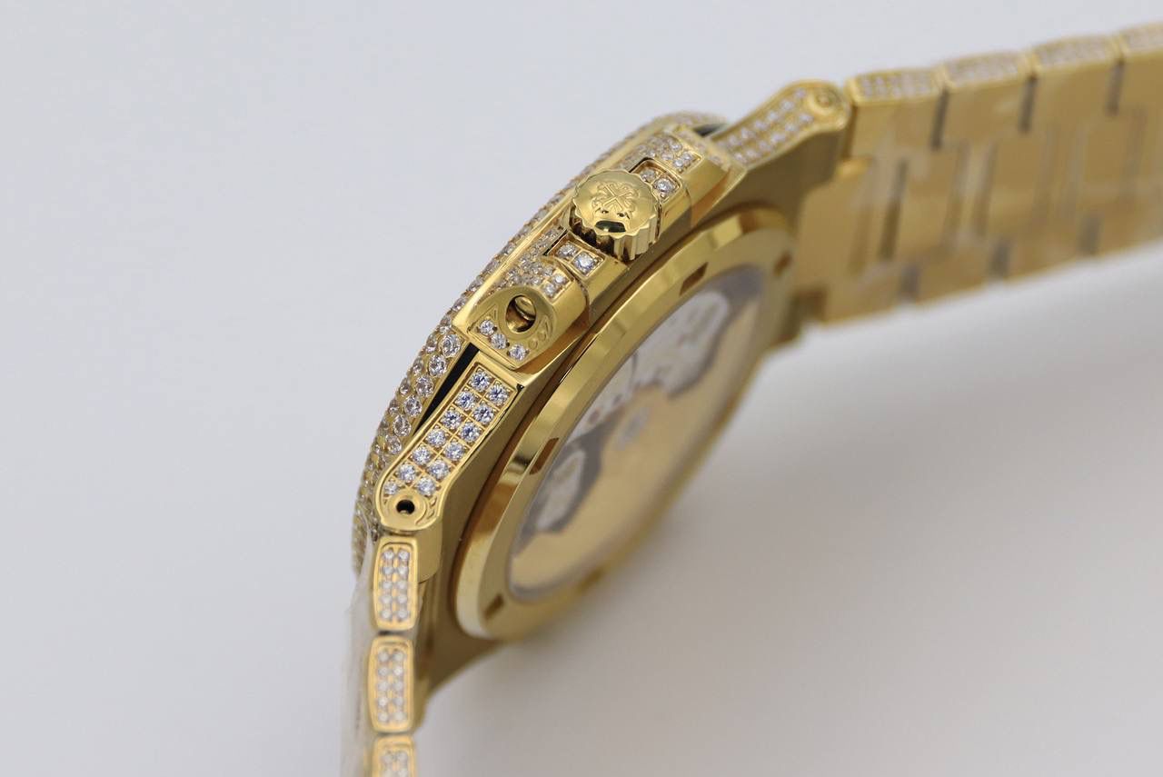 百达翡丽鹦鹉螺满天星V3版。少量到货！！！独家还原正品后镶钻。 全新修正V2版不足的四大细节： 1.表盘上12个条形刻度，根据原装5711字钉开模，效果保持了跟原装一致的黑油条形夜光刻度。 2.全新定制原版324机芯，V3版本机芯摆轮位置与原装一致，CNC数控技术打造机芯夹板，深度洗花和刻字，效果保持了原装应有的细节，机芯结构还原度极高。 3.表带升级还原正品后镶钻侧面表带镶石工艺：挑战难度极高百达翡丽鹦鹉螺侧边镶钻表带R8制表师历练数年多次，尝试过无数种加工工艺，即使再难也有破釜沉舟的心态，如今终于大功告成，还原正品后镶钻效果，是目前唯一可以做到表带侧边镶钻工艺。 4.指针升级：秒针中心点升级为针轴秒针。 （让你体验最奢华百达翡丽鹦鹉螺）