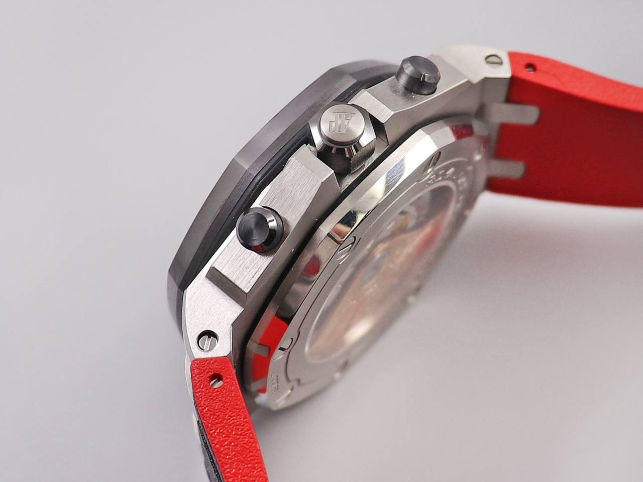 A P26470黑骑士钢壳陶瓷圈新品.直径42毫米！陶瓷把头陶瓷按的，搭载订制版12H计时3126机芯，特制的顶级黑红橡胶带。最强版26470系列🔥💯