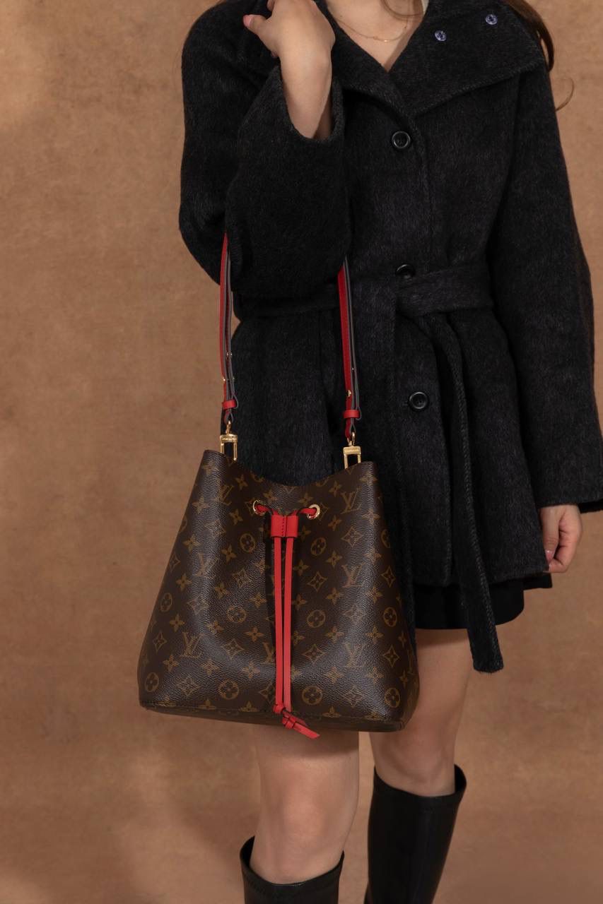 LV水桶包🎀 尺寸 26×26×17.5cm▪️ 这是很多人入门都会选的经典款，超受欢迎！原本在 1932 年是用来装香槟的酒袋，现在变成超时尚的水桶包，经典到不行，被叫“经典之王”一点都不过分😍💯