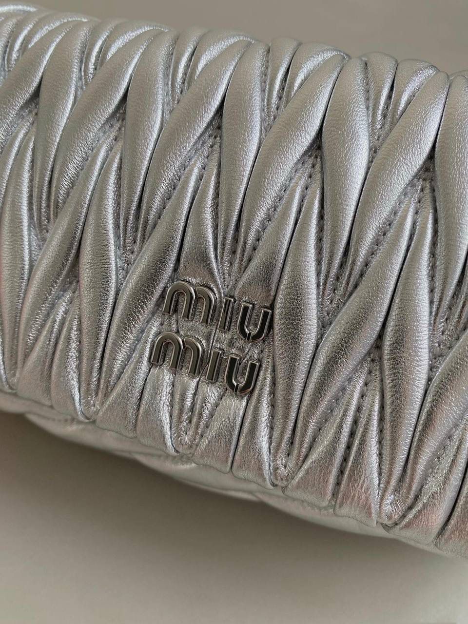 🈶银色 𝗠𝗶𝘂𝗠𝗶𝘂 𝐰𝐨𝐜链条包 咱就是说是不是不止我一个人喜欢这款链条包⛓真的好好看！精致的一塌糊涂，当一只手拿包也能彰显气质 我们用的是进口小羊皮！非国产皮料 肉眼可见的细腻，软软糯糯触感非常好！ 他家经典独特的褶皱工艺，是要有一定厚度 底料太薄了都做不出它的饱满 弹性 更不是市场通货干瘪瘪的褶皱，实在太假 我们新合作的老师傅在这细节上扣的很认真 一缕一折都有zp的神韵，且做到对版！！追求高品质的来 18×9.5×4cm #F0003m
