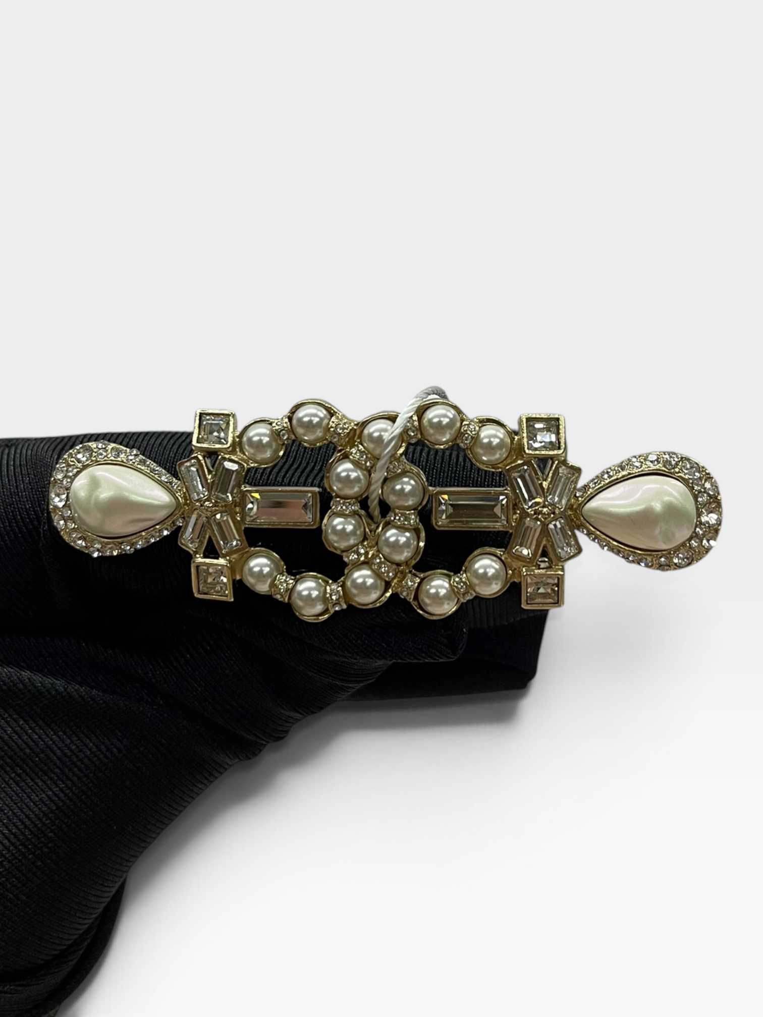 Pre-Owned CHANEL  Pearl And Crystal Bar Brooch / Product Code: 091404