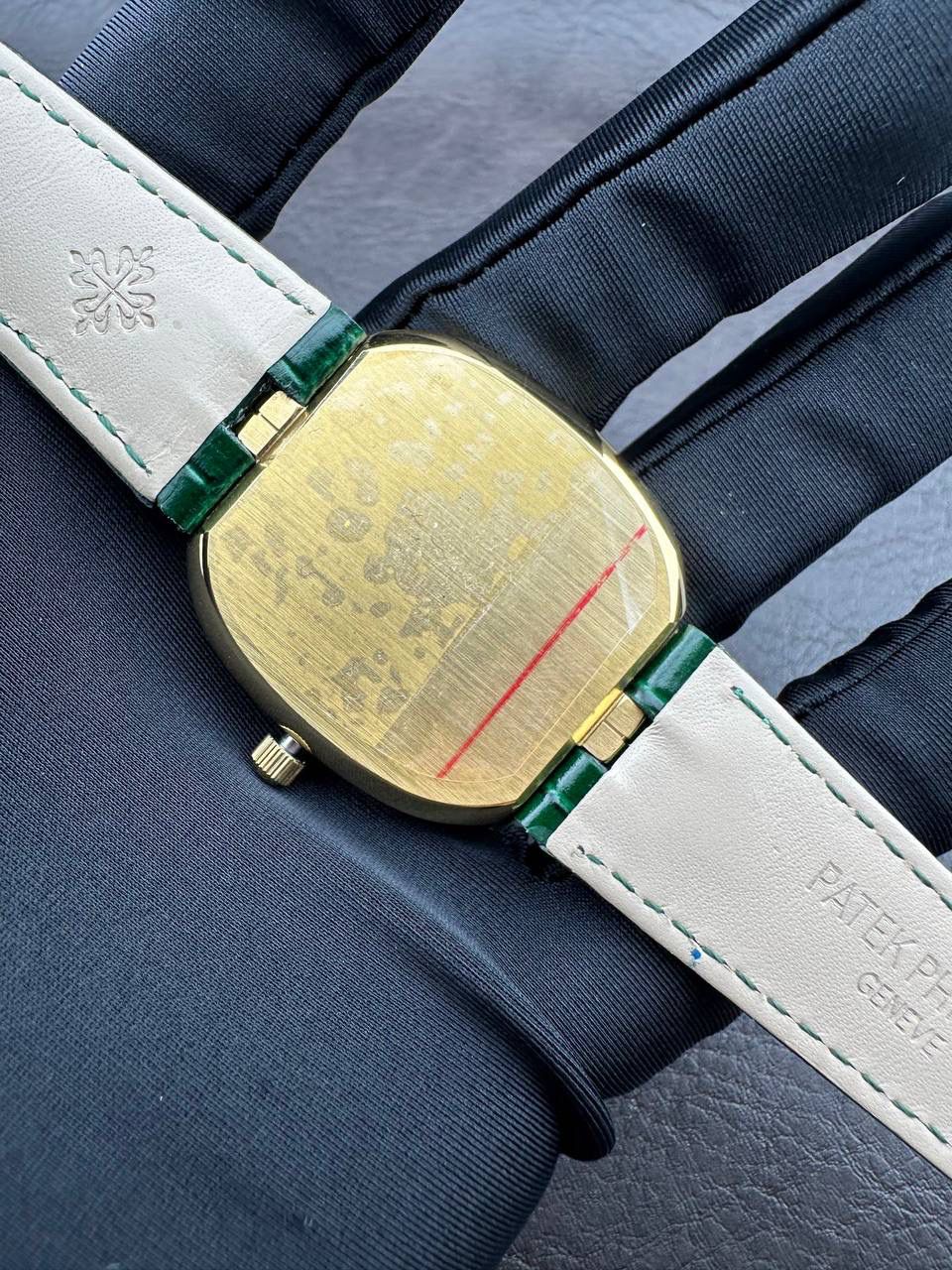 PP➕ Factory2025新品首发｜百达5738系列 68克配重版 复刻经典，更胜经典——GOLDEN ELLIPSE 黄金椭圆腕表重磅登场！ ✅ 黄金分割美学重塑：遵循1:1.6181经典比例，34.5MM×39.5MM椭圆表径搭配7.7MM纤薄厚度，复刻古典韵味与佩戴舒适度。 ✅ 316L精钢表壳：介于圆形与矩形之间的别致椭圆轮廓，还原原版线条张力，质感细腻出众。 ✅ 3D立体云贝母表盘：专属浮雕打印工艺，折射神秘深邃光泽，告别市面暗淡平庸款，上手自带高光。 ✅ 定制进口小牛皮表带：21X16尺寸对版原配，搭配同型椭圆表扣，与表壳设计遥相呼应，贴合手腕更显格调。 ✅ 9015精准机芯：走时稳定精准，兼顾实用性与耐用性，日常佩戴无压力。 PP➕不做“远观款”，只为呈现最接近原版的真实佩戴体验——从细节质感 to 上手触感，每一处都经得起近距离审视，让经典韵味在腕间完美延续！