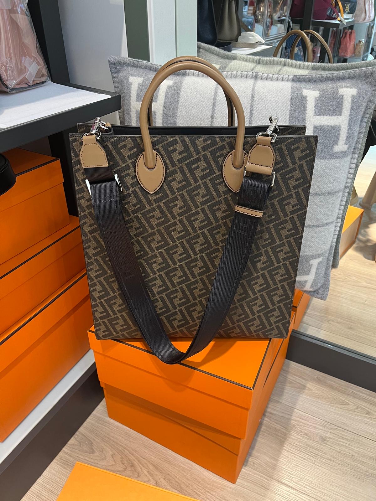 Fendi tote two way bag 100%AUTHENTIC ,98%new ✅dust bag✅strap 