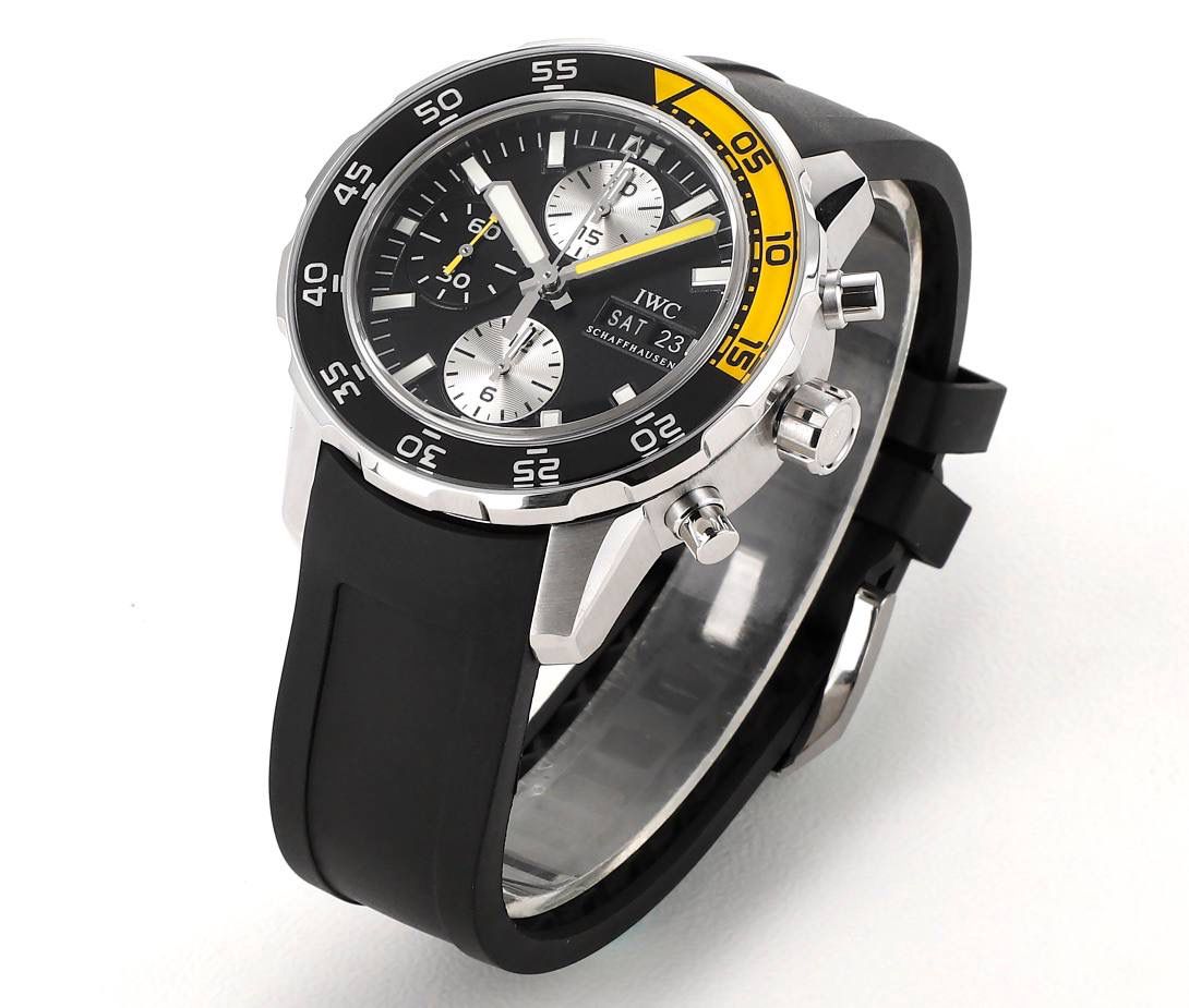 IWC万国海洋计时系列，一款直正潜水与计时融合的腕表。超高的颜值 具备「背景照明」的旋转式潜水外圈。多功能外圈里面是4毫米阔的蓝宝石玻璃圆环，底部有印花及涂上浓缩的Super-LumiNova®夜光涂层。粗犷的时标和刻度，并覆有银光涂层，在昏暗的环境中发出光芒，让时间时时掌握。材质： 316L精钢 直径： 44毫米 机芯：Asia-7750机芯🔥