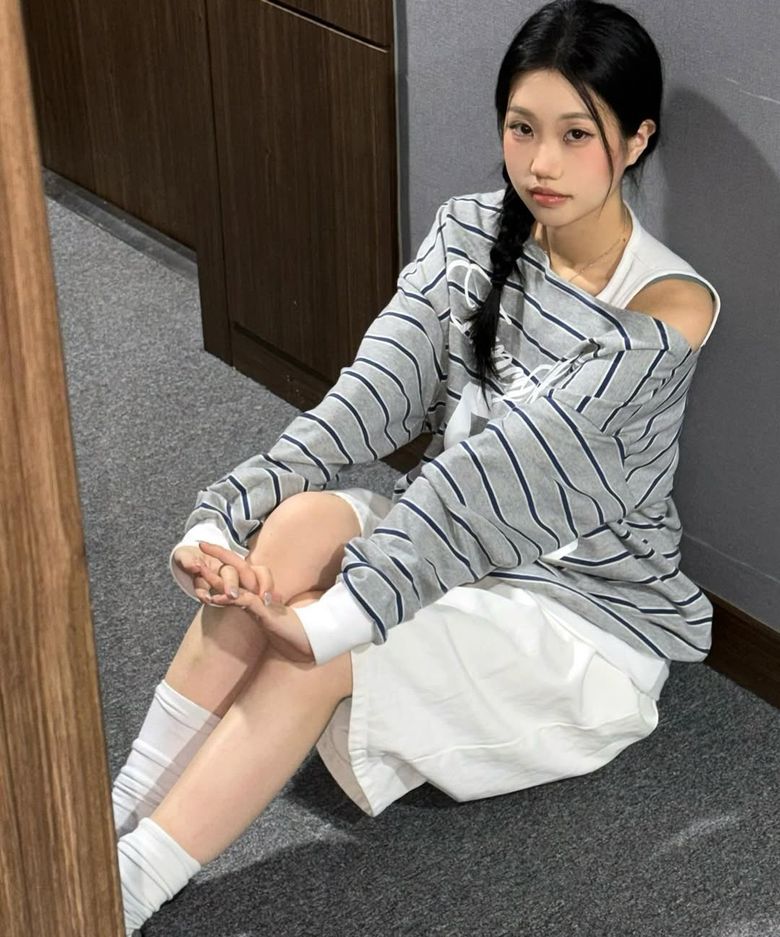 🇰🇷訂購｜FANCY CLUB 25FW｜Stripe One Shoulder Sweatshirt 