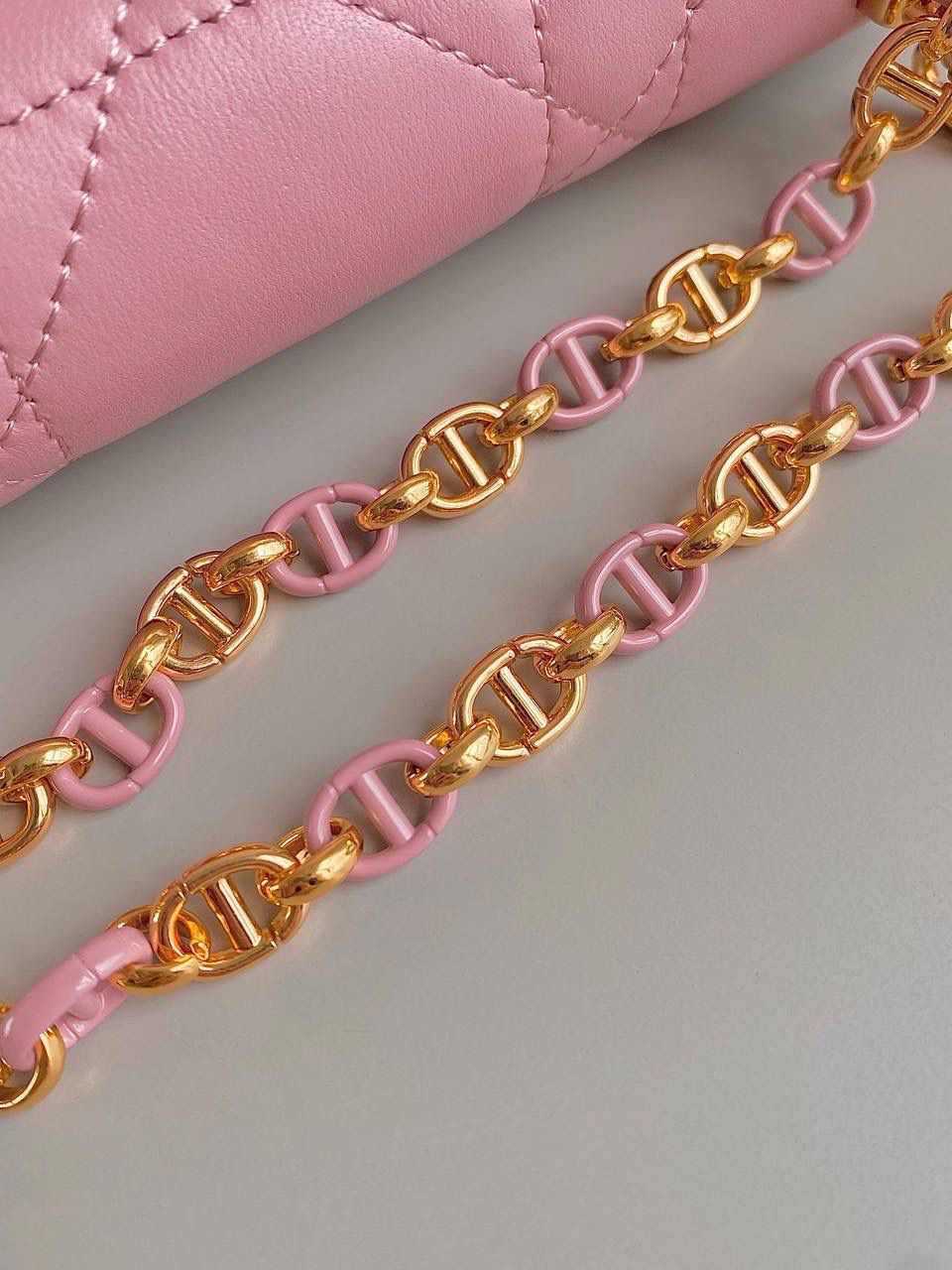 🈶复古粉，迷你 𝗗𝗜𝗢𝗥 𝗠𝗶𝘀𝘀 𝗰𝗮𝗿𝗼链条手袋 开挂啦开挂啦！！火爆全网 不出意外夏天最爱的一只小包了 还是经典的藤格纹标识，真是百看不腻 金属链环和与皮同色系珐琅扣链环交替肩带 完全神一般的存在，可爱可盐，颜值太顶啦 内隔层容量日常足够了，斜挎/单肩/腋下都可 极简的法式浪漫松弛感直戳心脏，不挑人，冲！ 17.3×13×7.5cm，#6553m