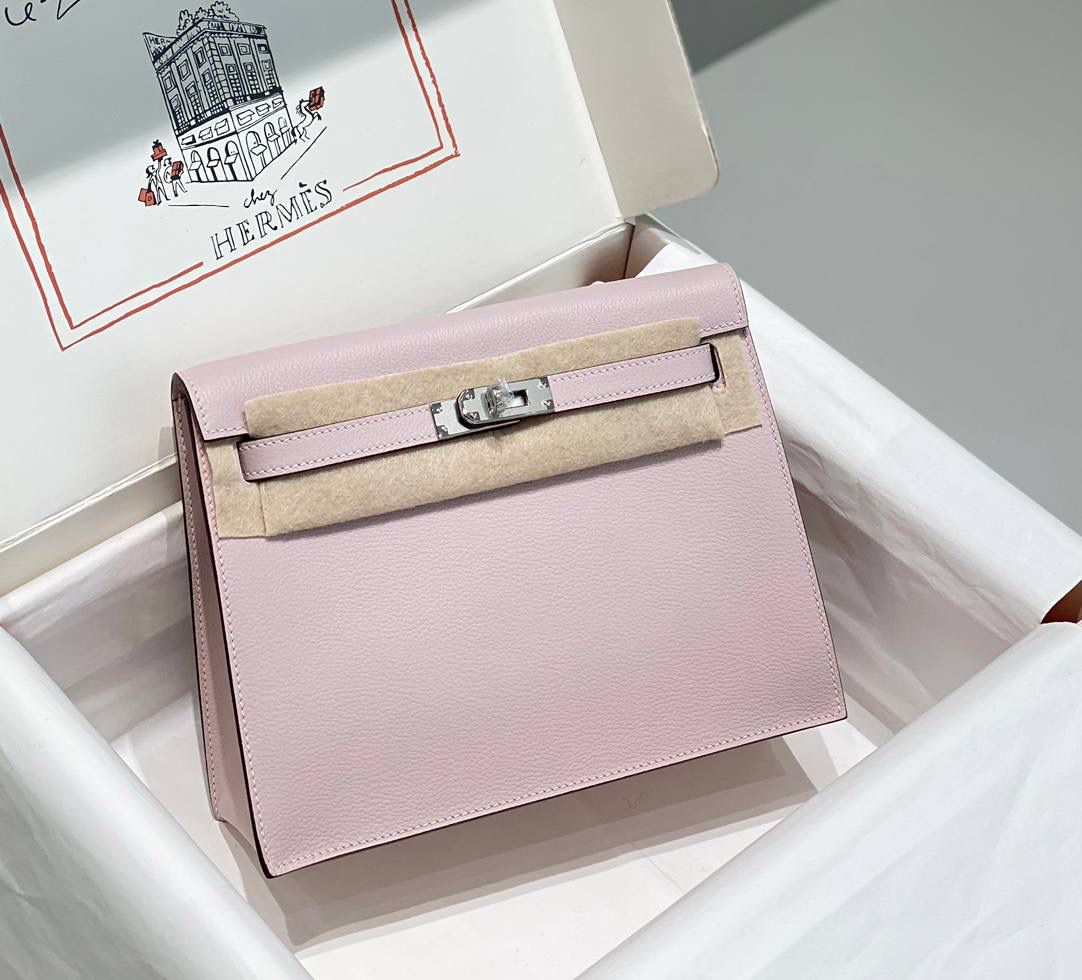 『梦幻粉·银』 ‘’Kᴇʟʟʏ ᴅᴀɴsᴇ • Evercolor 🎀 时尚圈就是一个圆！ 最厉害的就是六种背法： 斜背、侧背、肩背、腰包、背包、手包 集美们一定要安排起来‼️ 22Cm