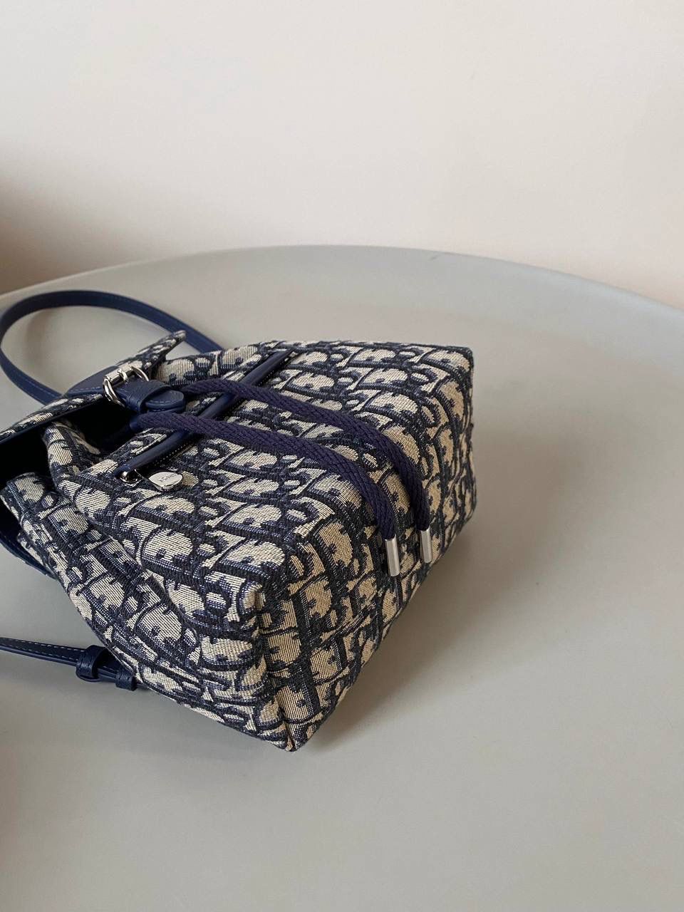 🈶老花蓝 𝗗𝗜𝗢𝗥 𝗕𝗮𝗯𝘆 𝗺𝗶𝗻𝗶双肩包 这么乖巧的超迷你尺寸，谁不迷糊啊！ 简直太太太可爱了，小小一只萌翻 俏皮的少女感非常减龄，又奶又显乖巧 大人小孩一起用啊！出门赚足眼球了！！ 手机是完全能装下的，日常用刚刚好 也很适合出游的时候背，轻便解放双方 可以毫不犹豫的首选，颜值实用并存 18×19.5×10.5cm #6616m