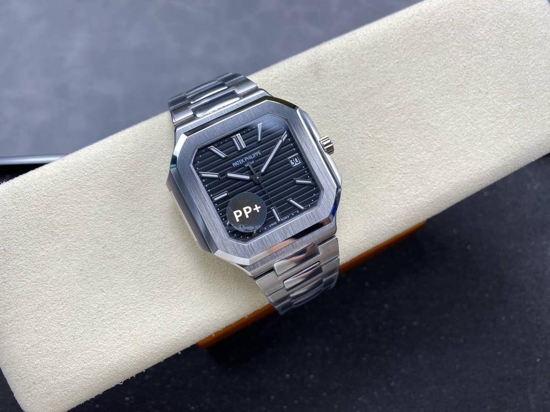 PP+ 百达翡丽 方形 新系列CUBITUS 5821腕表 亮点特色：1️⃣机芯:搭载定制9015改Cal.26-330 SC一体机，调时不停秒，调时不停秒，摆轮位置均与正品一致，自动上链机芯。2️⃣钢带:316L定制级人体工程学表带，新扣款式。3️⃣表壳:尺寸45毫米厚度仅8.3mm，为表壳对角线长度(即10点位至4点位),因为表壳近似于方形，上下边的宽度会小于这一数值，所以视觉效果并不是很大。 搭配上，5821属于运动风格腕表，日常搭配正装和休闲风格也可以。