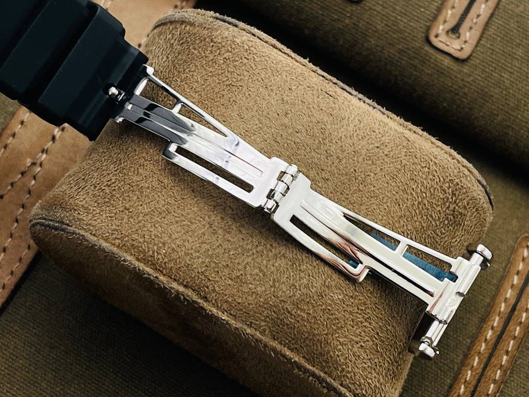 爱彼A P皇家橡树陀飞轮精品腕表 升级细节🔥 1⃣️独家订制Cal.2924机芯，动力储存68小时！ 2⃣️腕表依旧保留的八角形表圈、标志性的六角形螺丝以及经典表带！ 3⃣️皇家橡树系列超薄陀飞轮腕表在经典的“Tapsisserie”格纹上进行再度创新，形成了新的格纹“Tapisserie Evolutive”！熟悉又陌生的表盘格纹装饰带来全新观感，成为这款腕表的点睛之笔。 4⃣️表壳直径为41毫米，厚度为11.2毫米！