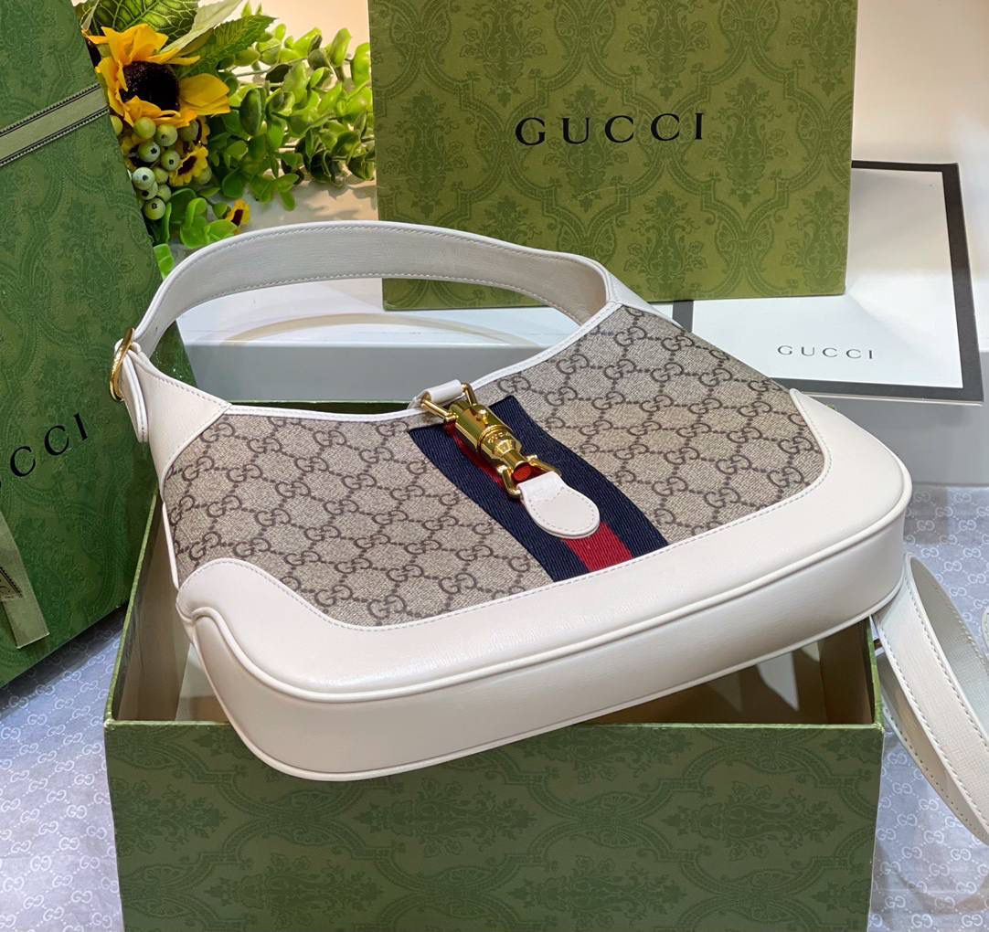 。✈️✈️✈️ 𝗝𝗮𝗰𝗸𝗶𝗲 1961原厂皮🔥# ▫️型号：636706 ▫️尺寸：28*19*4.5𝗰𝗺 Jackie本季新款具有极高辨识度的手袋重回时尚前沿，采用经典GG Supreme原版材料制作，配有一根额外的可拆卸肩带。第二根肩带可通过搭扣固定在手袋上，为典藏设计注入现代时尚格调，打造手提、肩背或斜挎等多样化的携带选择。 拥有多种穿搭方式和风格的单品是所有成为品牌个性精神一部分的顾客的欣然之选。