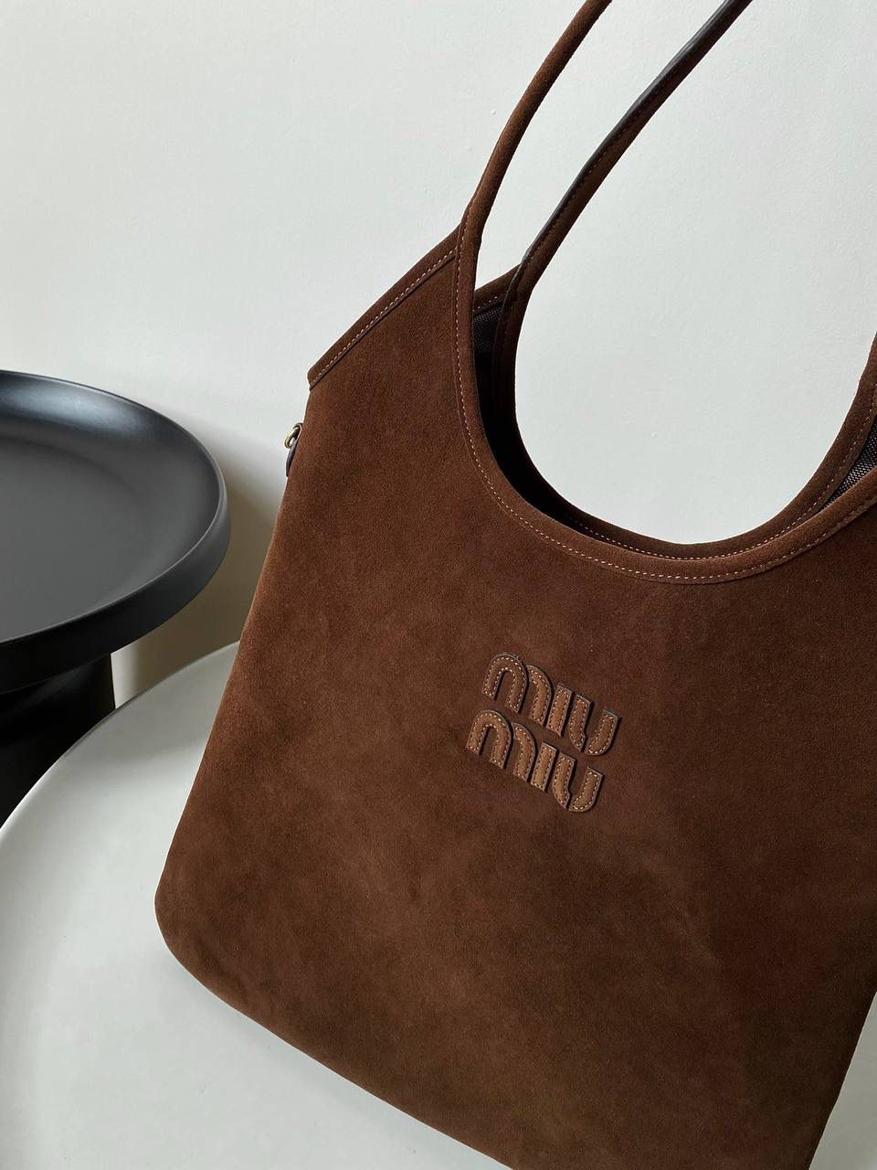 🈶深棕色 𝗠𝗶𝘂𝗠𝗶𝘂 𝐢𝐯𝐲 24秋冬托特 今年棕麂皮系列大人气啊！ 深深的巧克力色，满满秋冬味儿～ 绒面皮每年都会有，但是！！今年这股风刮的特别猛 从秀场到ins博主穿搭，或者线上门店 几乎都有麂皮元素！ 西装款 夹克 风衣 鞋子 包括包包等 延续去年美拉德色系的颜色， 今年的颜色各种各样，有深有浅 但我唯爱咱miu家的这个巧棕色 绝对秋冬氛围感里，最“增质感”的时髦单品！ 35×40cm #F0110m