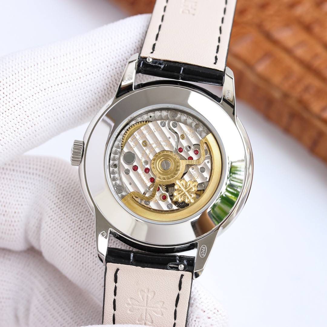 百达翡丽5320G-001超级复杂功能时计直径40毫米一体冲压成型的双层式精钢表壳，致敬了经典的设计语言奶油色的表盘营造复古氛围，表盘边缘刻印有密分秒数刻度，配金质阿拉伯数字及五分钟凸圆刻度字钉，更有立体感。时分指针以巴顿式设计为基础，配以尖长的针尖，这特色造型是呼应了 1950 年代 Ref. 1463 计时码表的指针。表盘6点位置是月相显示和日期分拨。所有的万年历标志都很好，一眼就能读懂。内里搭置了仿324 S Q 自动上链机芯，是 324 自动上条传奇机芯的精装版本。机芯夹板桥经倒角，边缘作细意打磨，主夹板饰以鱼鳞纹，而夹板则缀以日内瓦波纹，夹板表面有包金雕刻，螺丝凹槽经打磨和倒角，连钻孔亦同样经打磨处理。搭配朱古力啡色牛皮表带，进一步带出复古气息。经典气息满满，欢迎表友品鉴