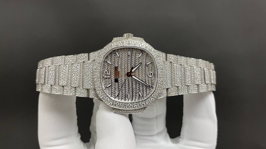 新品 重金打造经典时计——百达翡丽7118女士鹦鹉螺 满钻限量款 少量到货，限量供应（全身采用八心八箭天然奥宝水钻） 🉐️赠送价值💰288旅行便捷定制手表表盒 腕表:定制324 S自动一体上链机械机芯，中心大秒针 表盘:密镶钻，拥有286颗钻 表壳:密镶拥有518颗钻，拥有蓝宝石水晶透盖。防水系数30米。直径35.2mm 表链:采用拥有1729钻采用罕见的“不规则雪花镶钻”工艺，令腕表更添耀眼光彩，这项工艺需要将大小各异的钻镶嵌并固定到位，尽可能隐匿每颗钻之前的贵金属痕迹。 顶配鹦鹉螺7118满天星 目前算是最奢华的女款鹦鹉螺 应该没有人能拒绝了它了吧 雪花❄️镶钻全身 不仅是表盘，表带都是雪花镶钻总之一个字“闪”（白色为真空炉内白金，玫色为真空炉内纳米玫瑰金） 精品，欢迎表友品鉴！