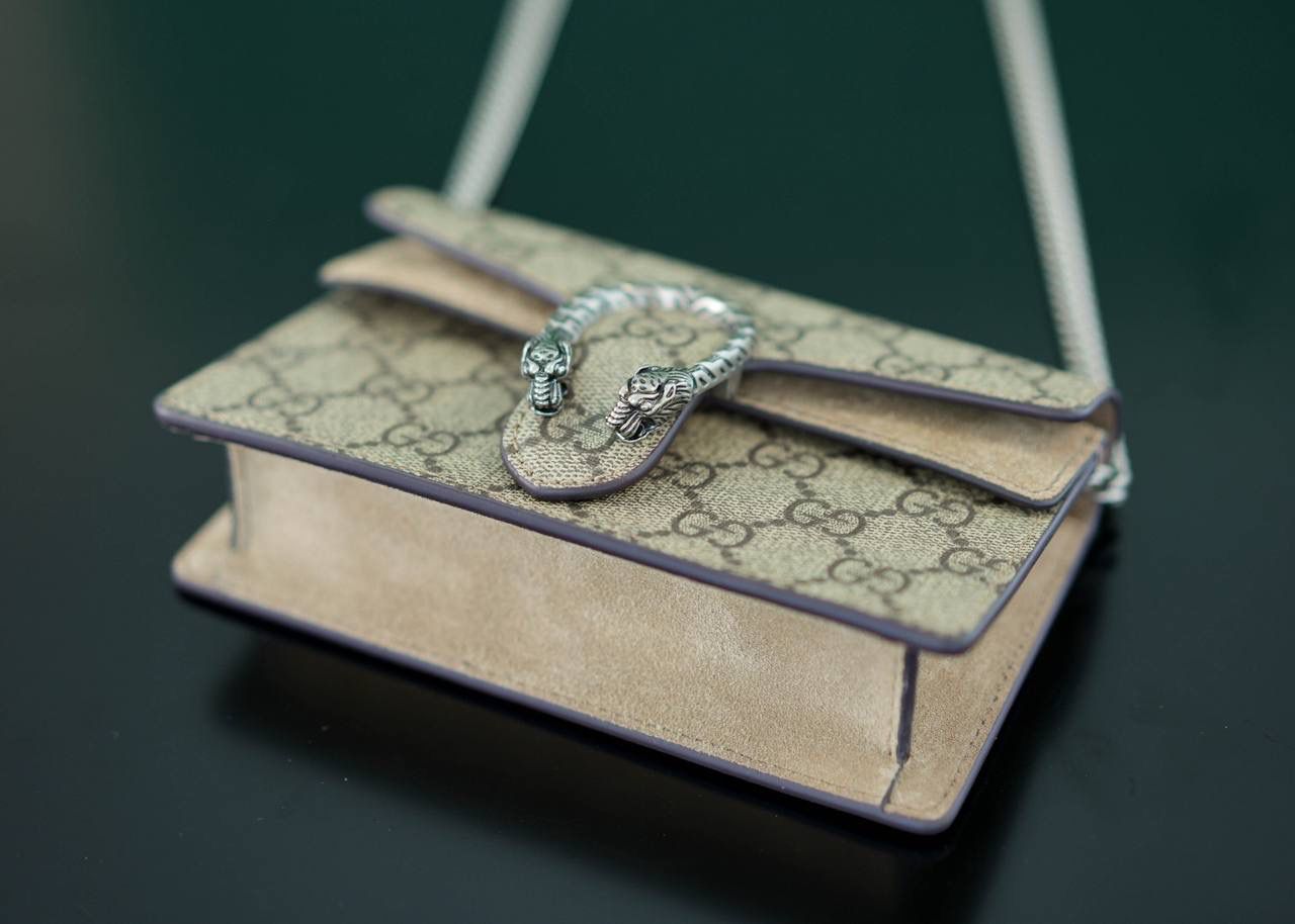 🥯GG Dionysus系列超迷你手袋酒神 老花卡其色 16.5cm 正品售价¥8.000 GG家入门级小包推荐，酒神里面的经典基础款 经典酒神扣搭配原厂小牛皮 出镜率非常高 简直是穿搭利器 官方款号 476432 尺寸迷你：16.5x10x4cm 尺寸小号：28x17x9cm