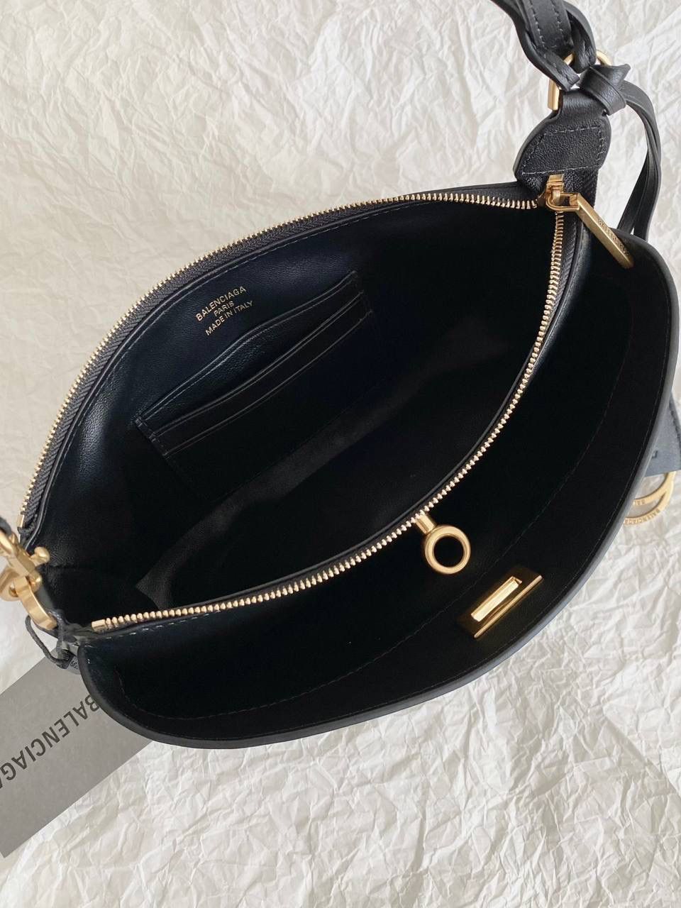 爆款🔥 ba1enciaga rodeo腋下包 rodeo的延伸款好好看呀 简简单单又不失个性 有种叛逆中自带优雅的feel 包身的扣子扣上就比较大气 不扣就更随性松弛自由 其实这种设计才是最经久不衰的 非常适合我这种长期主义者 我是要自留的，推荐给你们🖤🖤 22×12.7×11.9cm814111m