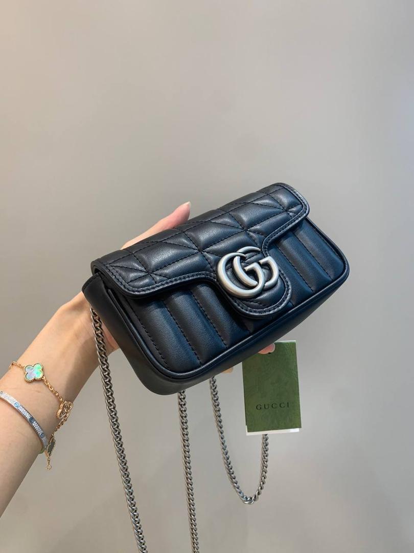 新背景实拍正品级 。几何系列黑色16.5cm‼️ 公认最百搭的黑色，无论什么，黑色都是可以闭眼入不踩雷的颜色，新花样新感觉，搭配银色五金也是绝配，棱格饱满度绝对很加分‼️ 型号476433；尺寸16.5/10/4.5cm