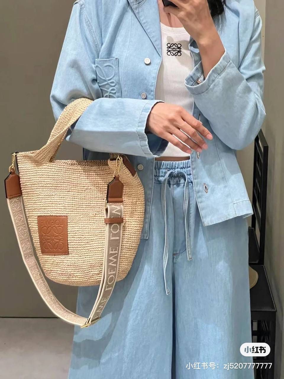 🎈𝙋𝙖𝙪𝙡𝙖 𝙞𝙗𝙞𝙯𝙖 迷你酒椰草编包𝙎𝙡𝙞𝙩🧺 ——【黑色拼色到货‼️】 面料：进口拉菲草/牛皮 尺寸：𝟑𝟎-𝟖-𝟑𝟎𝐜𝐦 编码：652405 （下单须知：由于天然纤维材料特别，带毛刺，日照时间长短不同，颜色略有变化，纯手工编织制作而成，每一只都独一无二，每个包的尺寸也有所不同‼️完美主义者慎入⚠️） 👉🏻此款草编包由纯进口拉菲草叶手工编织制作而成，搭配有一条可拆卸的刺绣宽肩带，可斜挎/肩背/手提等多样化背法❤️时尚清新，软塌不定性，慵懒又随性，夏日出行必备‼️