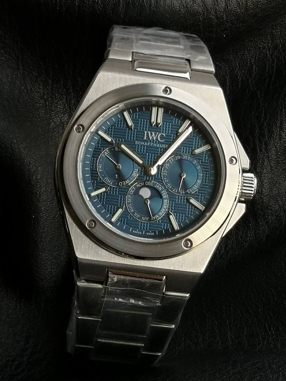 万国工程师系列万年历腕表，复刻界最复杂的腕表，所有功能同步原装，所有功能调节通过把头控制. 1⃣️【功能介绍】3点钟位置显示日历，9点钟位置显示星期，6点钟月份月相指针显示。 2⃣️【做工精细】外壳采用原版同样的三件套结构，中间拉丝，上下壳为抛光，镜面采用高成本的锅盖形蓝宝石，使其质感提升。 3⃣️【机芯性能】尺寸41.6mm,机芯采用天津机芯改82600，高效稳定，动力时间长达72小时以上，进行加装复杂的万年历模块，而且同步所有功能实现同步原装通过把头调节。 4⃣️【⚠️注意事项】由于万年历模块十分复杂在出货前都会调准时间，客户收到直接上链上手佩戴即可，⚠️请不要轻易乱调，由于机芯加装升级功能，调节需慢慢按调。