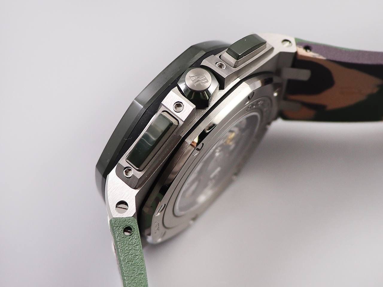 A P26400绿陶＂迷彩＂系列，直径44MM，钢壳绿色陶瓷圈绿色陶瓷按的把的！搭载订制版12H计时3126机芯，特制的顶级＂军绿迷彩＂橡胶带最强版＂26400＂系列🔥💯