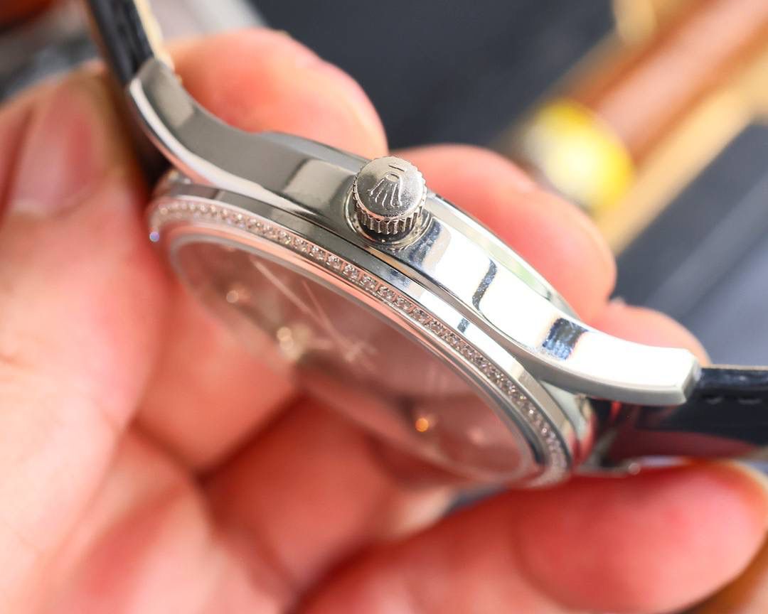 TW：最新款上市，劳力士日志系列推出，做工精细，品质优越！ 采用8215全自动进口机芯，走时精准，表圈采用钨钢材质打造的完美棱角形圈口，表壳釆用316精钢，蓝宝石玻璃镜面，三度防水性能，高端品质，绅士必备。 尺寸：41*10.8mm 将光阴凝集于分秒间 完美，系于不息追求。 以嘹亮的铿锵嗓音，震撼人心。 以印证完美的追求，永恒不息。 劳力士从来没有改变世界，而是把它留给戴它的人 你与男神的差距只差一块劳力士