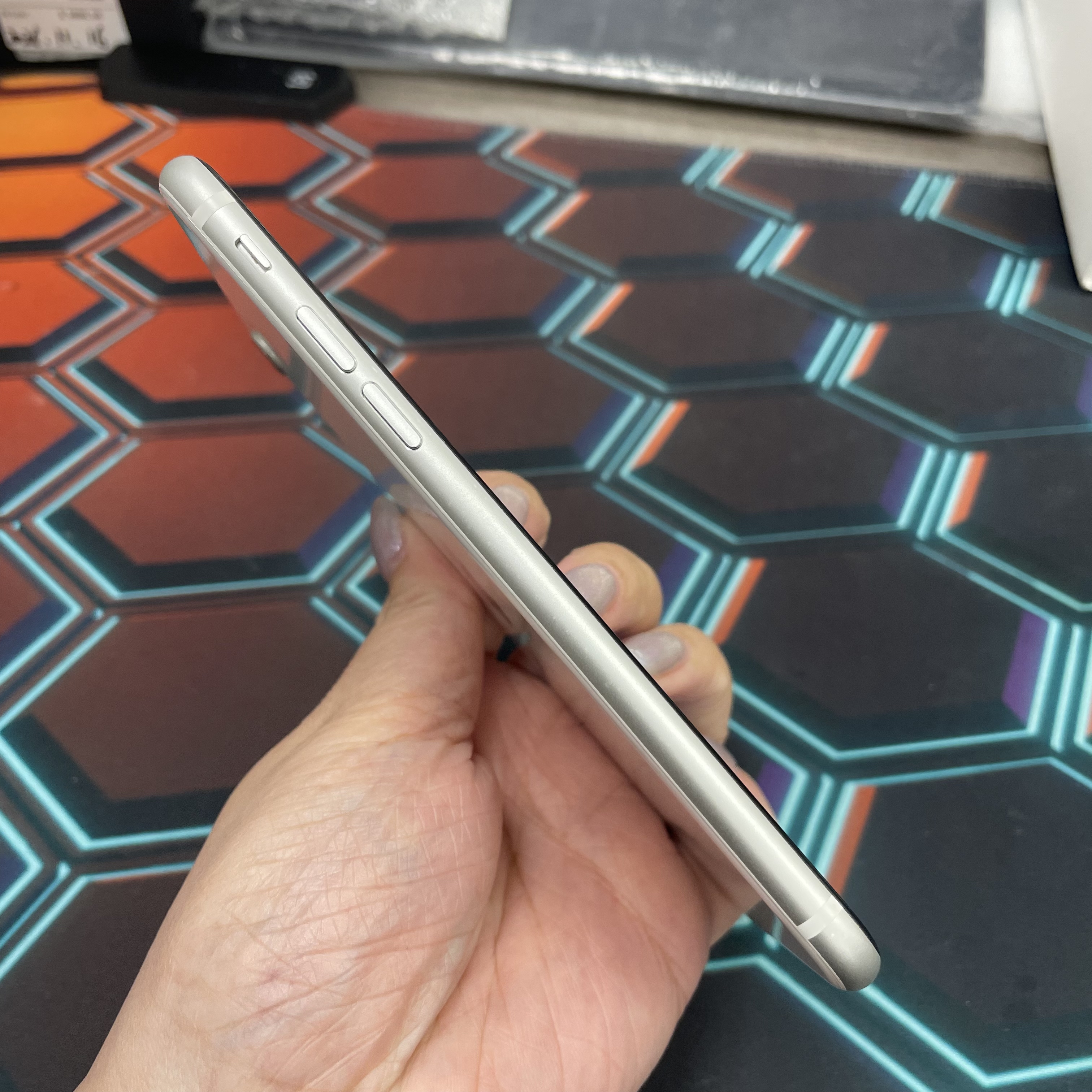 *7018 SE 2 完美機 128GB 電77 白色 white